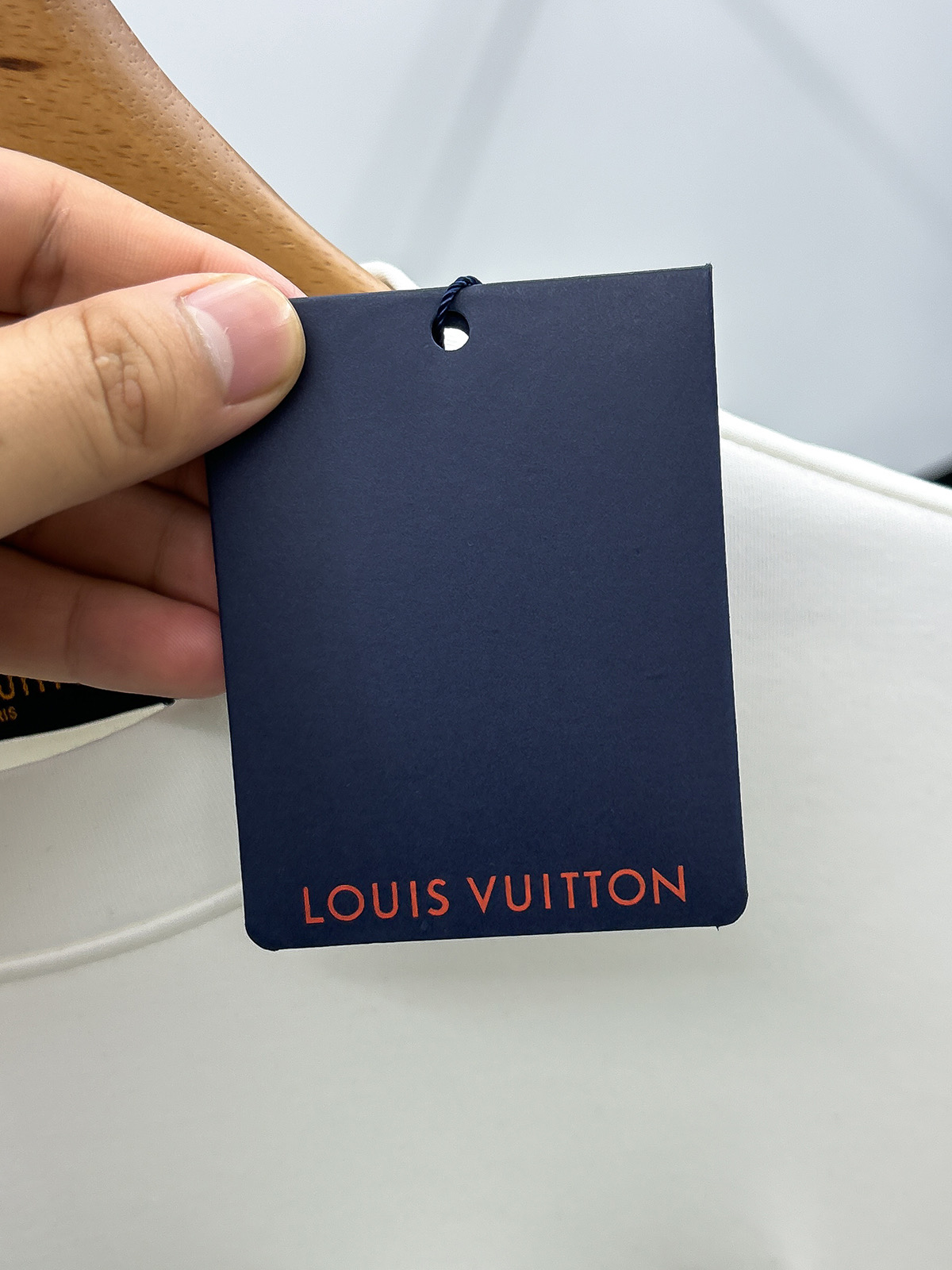 LV一比一男士白色長袖T恤 壓紋LOGO素面款簡約百搭風｜歐美奢侈品精品推薦