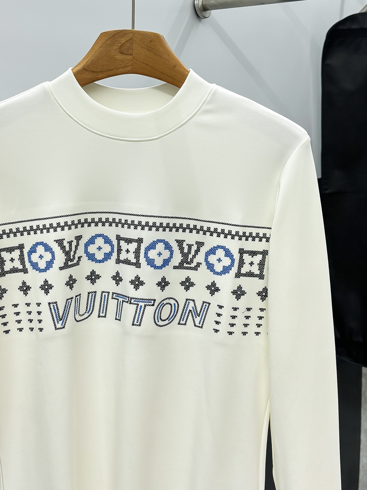 LV高仿男士白色印花長袖T恤 冬季滿版LOGO復古潮風｜歐美奢侈品精品推薦