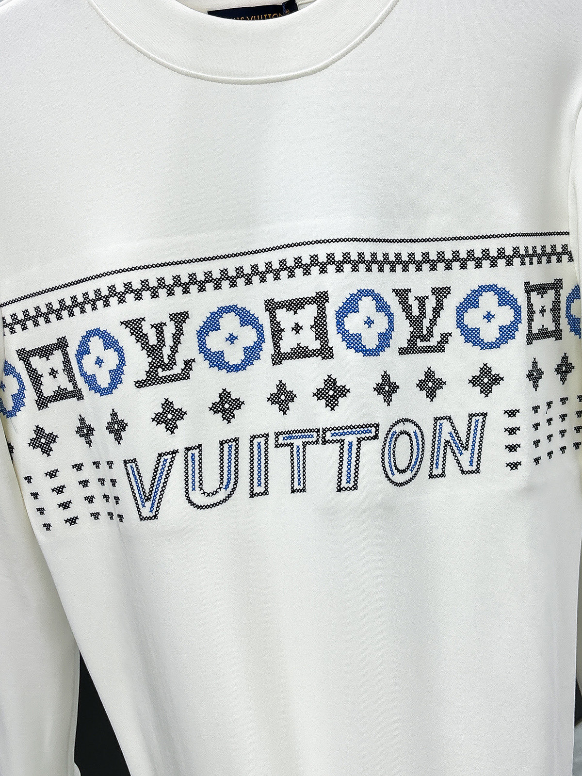 LV高仿男士白色印花長袖T恤 冬季滿版LOGO復古潮風｜歐美奢侈品精品推薦