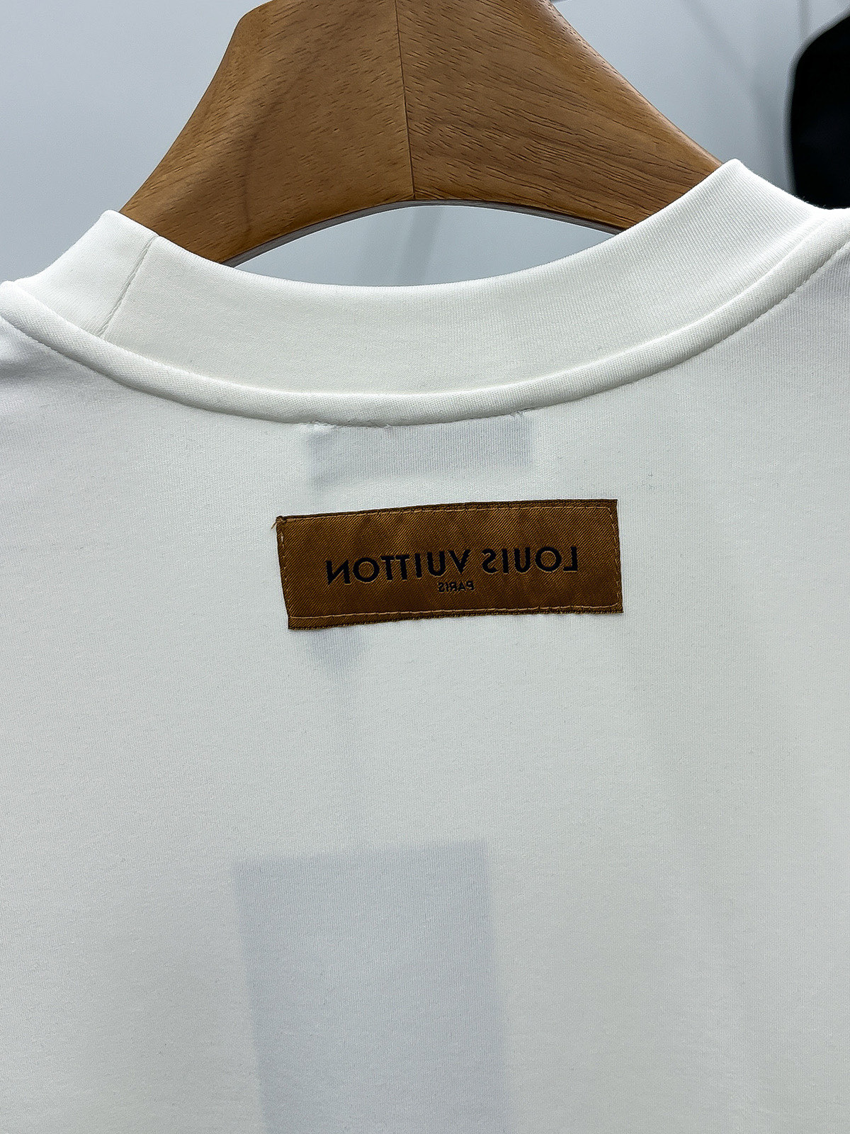 LV高仿男士白色印花長袖T恤 冬季滿版LOGO復古潮風｜歐美奢侈品精品推薦