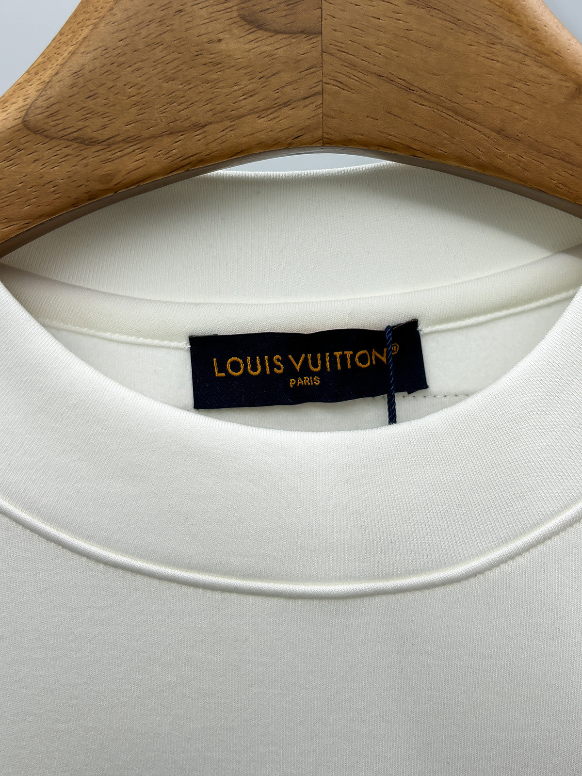 LV高仿男士白色印花長袖T恤 冬季滿版LOGO復古潮風｜歐美奢侈品精品推薦