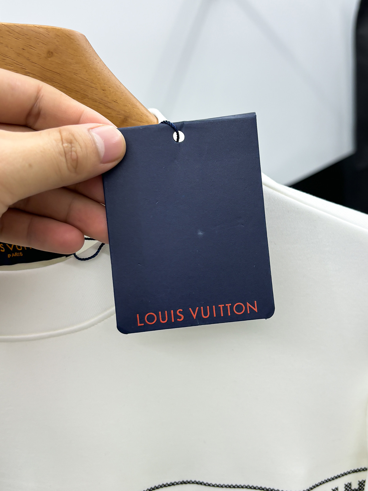 LV高仿男士白色印花長袖T恤 冬季滿版LOGO復古潮風｜歐美奢侈品精品推薦