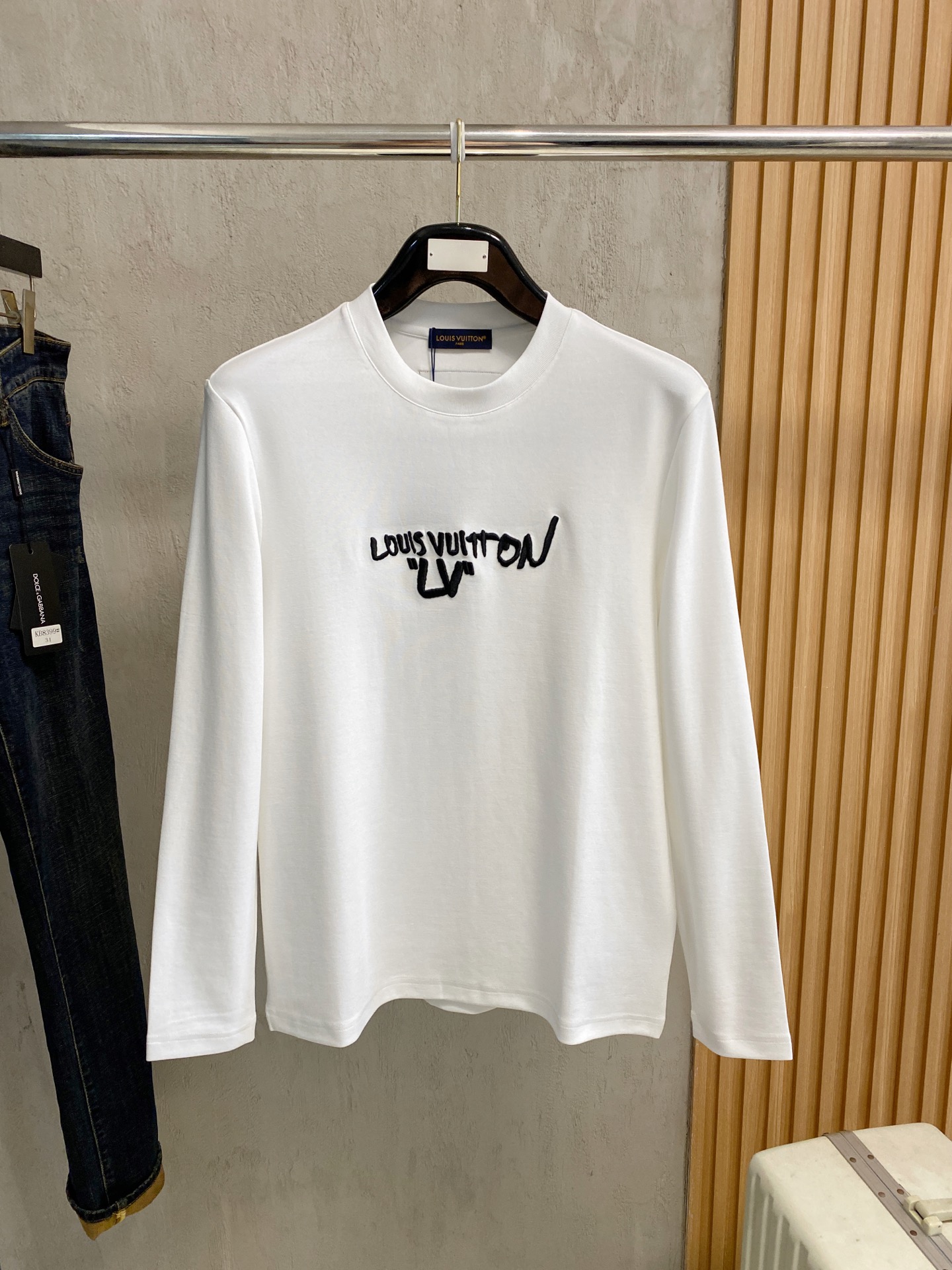 LV原單男士白色LOGO刺繡長袖T恤 基本款舒適修身設計|超A仿原單精品圖片 3 LV原單男士白色LOGO刺繡長袖T恤 基本款舒適修身設計|歐美奢侈品精品推薦