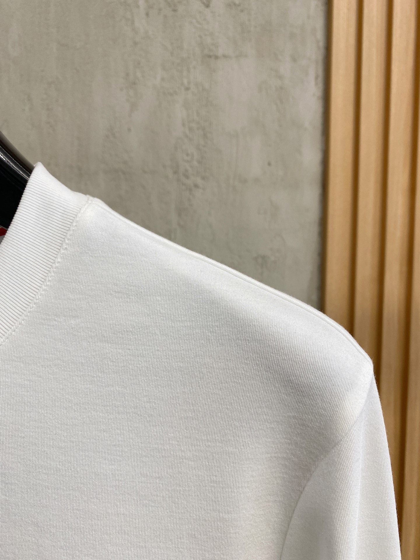 LV原單男士白色LOGO刺繡長袖T恤 基本款舒適修身設計｜歐美奢侈品精品推薦