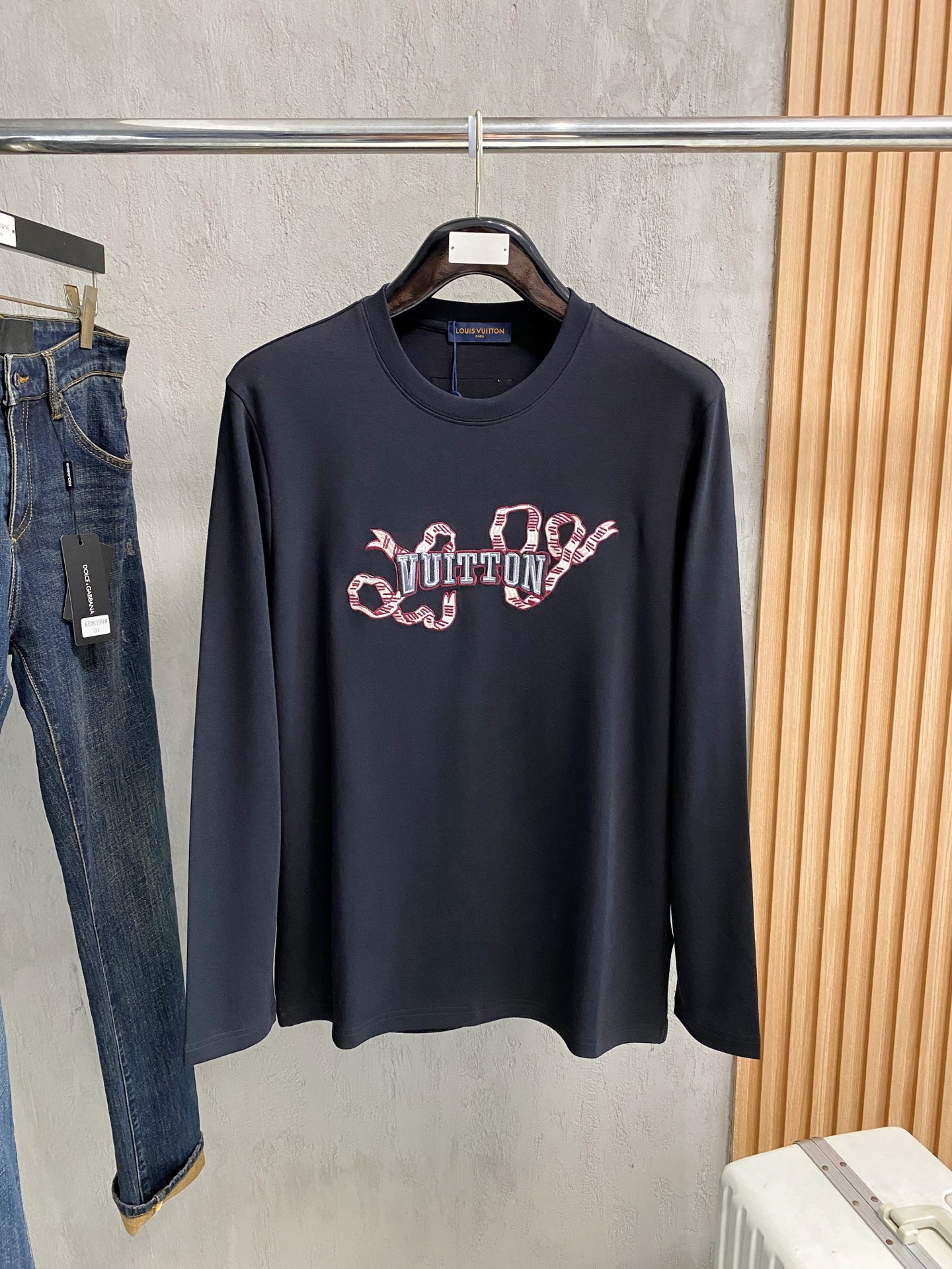 LV高仿男士黑色長袖T恤 蛇形字母刺繡潮流設計款