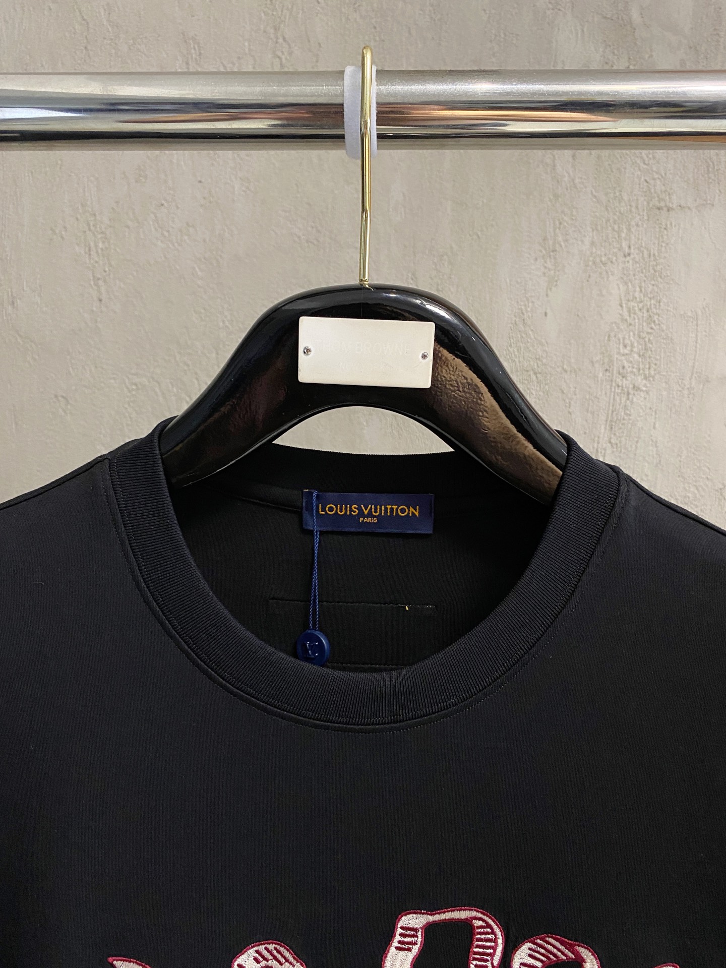 LV高仿男士黑色長袖T恤 蛇形字母刺繡潮流設計款|超A仿原單精品圖片 14 LV高仿男士黑色長袖T恤 蛇形字母刺繡潮流設計款|歐美奢侈品精品推薦