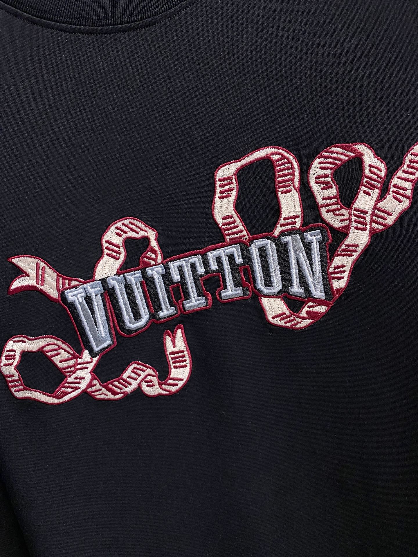 LV高仿男士黑色長袖T恤 蛇形字母刺繡潮流設計款|超A仿原單精品圖片 12 LV高仿男士黑色長袖T恤 蛇形字母刺繡潮流設計款|歐美奢侈品精品推薦