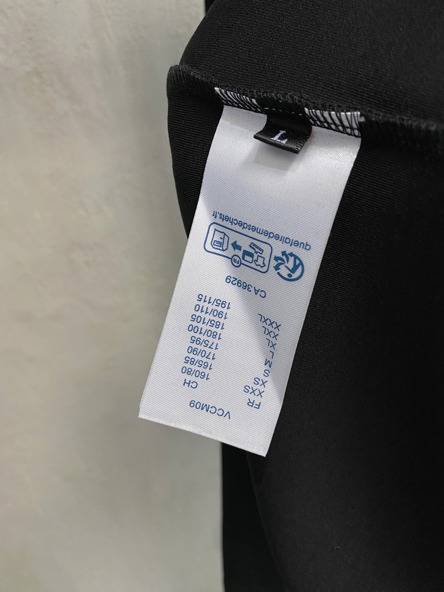 LV高仿男士黑色長袖T恤 蛇形字母刺繡潮流設計款|超A仿原單精品圖片 8 LV高仿男士黑色長袖T恤 蛇形字母刺繡潮流設計款|歐美奢侈品精品推薦