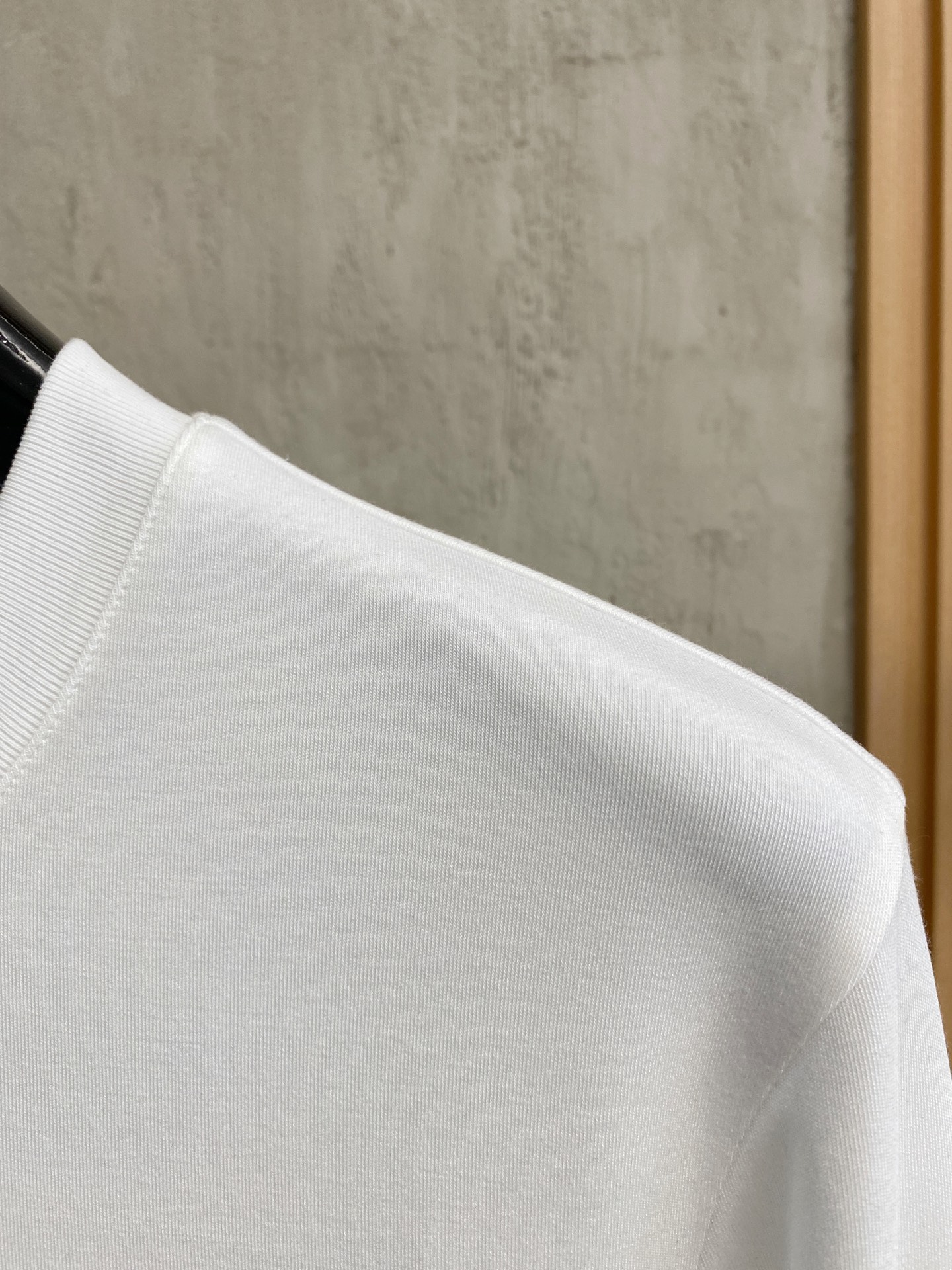 LV精品仿製白色男士刺繡T恤 蛇形字母潮流印象款|超A仿原單精品圖片 13 LV精品仿製白色男士刺繡T恤 蛇形字母潮流印象款|歐美奢侈品精品推薦