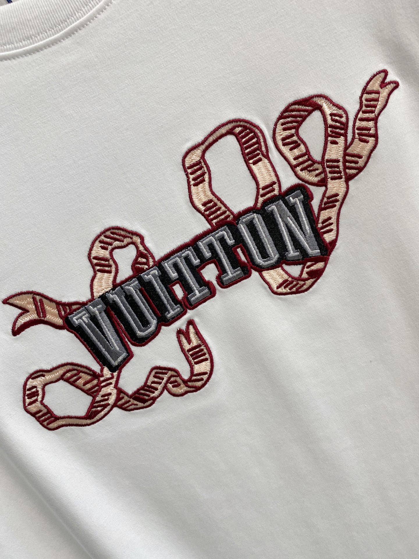 LV精品仿製白色男士刺繡T恤 蛇形字母潮流印象款|超A仿原單精品圖片 12 LV精品仿製白色男士刺繡T恤 蛇形字母潮流印象款|歐美奢侈品精品推薦