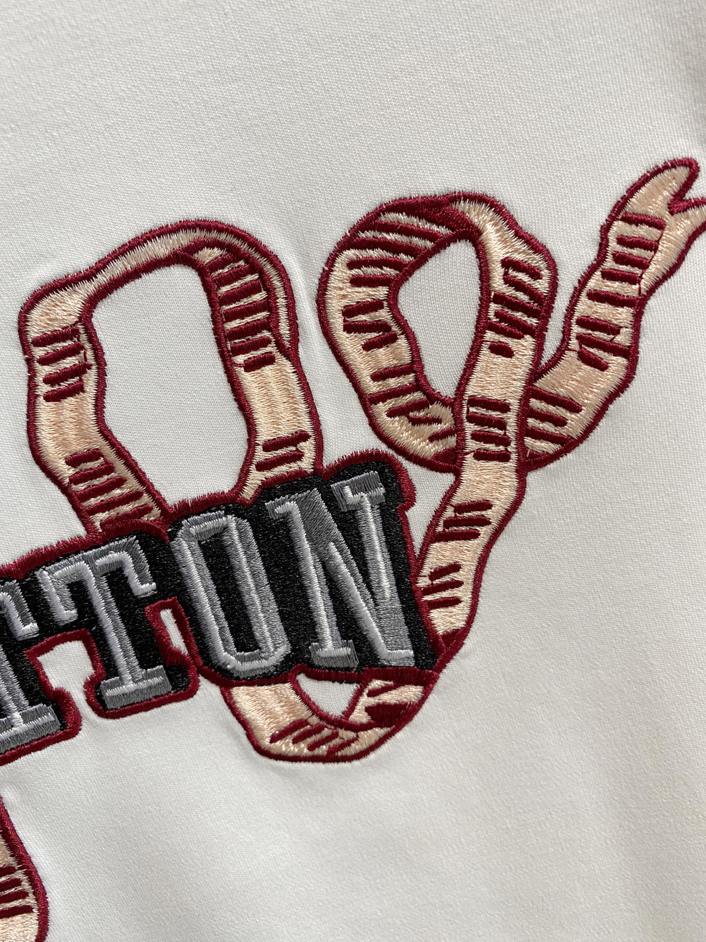 LV精品仿製白色男士刺繡T恤 蛇形字母潮流印象款|超A仿原單精品圖片 11 LV精品仿製白色男士刺繡T恤 蛇形字母潮流印象款|歐美奢侈品精品推薦