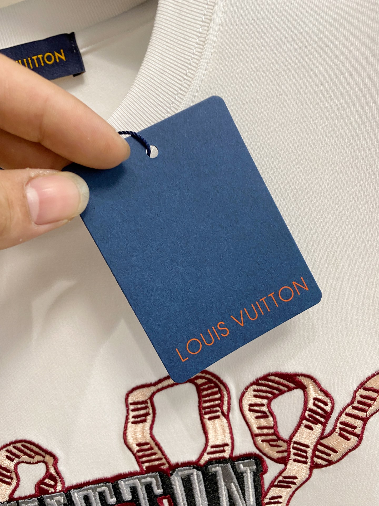 LV精品仿製白色男士刺繡T恤 蛇形字母潮流印象款|超A仿原單精品圖片 10 LV精品仿製白色男士刺繡T恤 蛇形字母潮流印象款|歐美奢侈品精品推薦