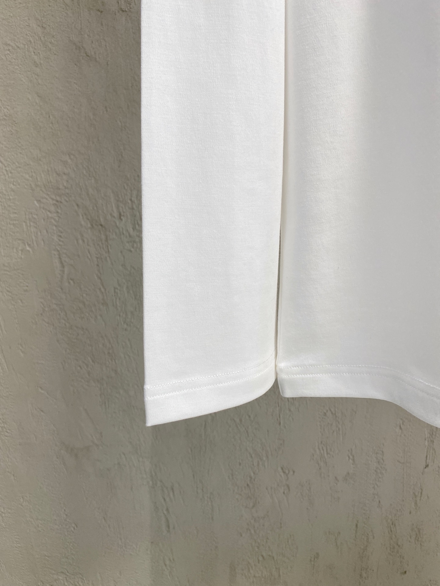 LV精品仿製白色男士刺繡T恤 蛇形字母潮流印象款|超A仿原單精品圖片 9 LV精品仿製白色男士刺繡T恤 蛇形字母潮流印象款|歐美奢侈品精品推薦