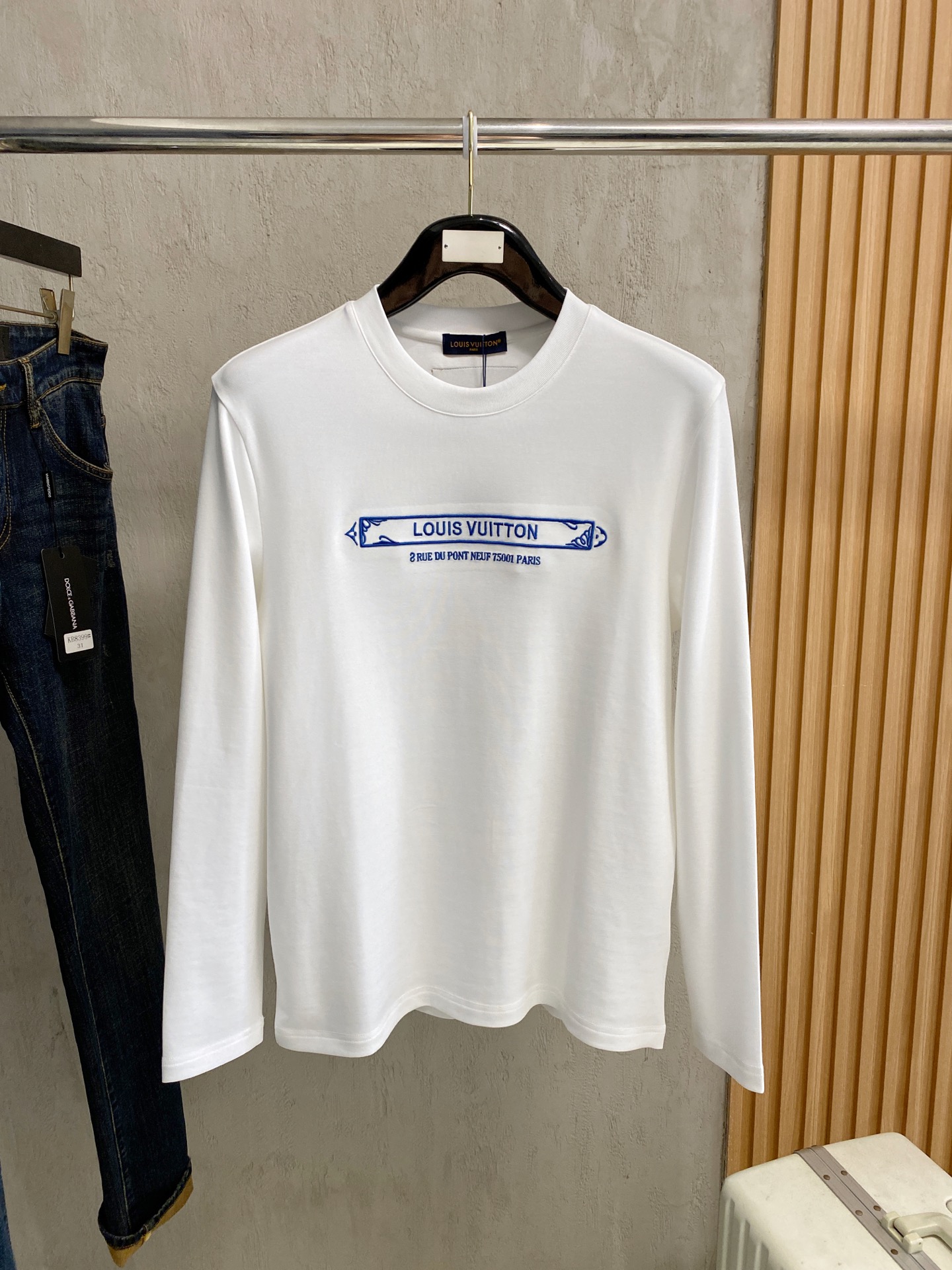 LV高仿男士白色刺繡T恤 巴黎地址字樣設計時尚休閒