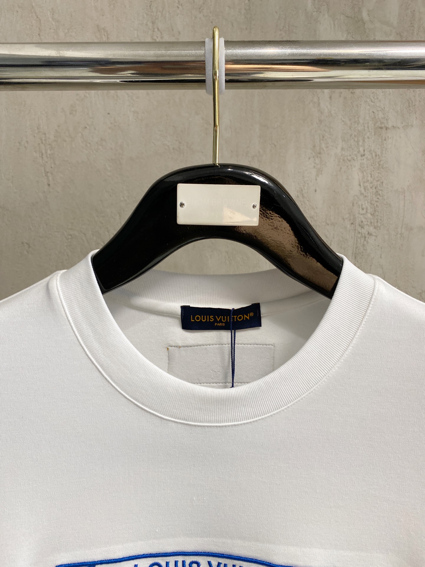 LV高仿男士白色刺繡T恤 巴黎地址字樣設計時尚休閒|超A仿原單精品圖片 14 LV高仿男士白色刺繡T恤 巴黎地址字樣設計時尚休閒|歐美奢侈品精品推薦