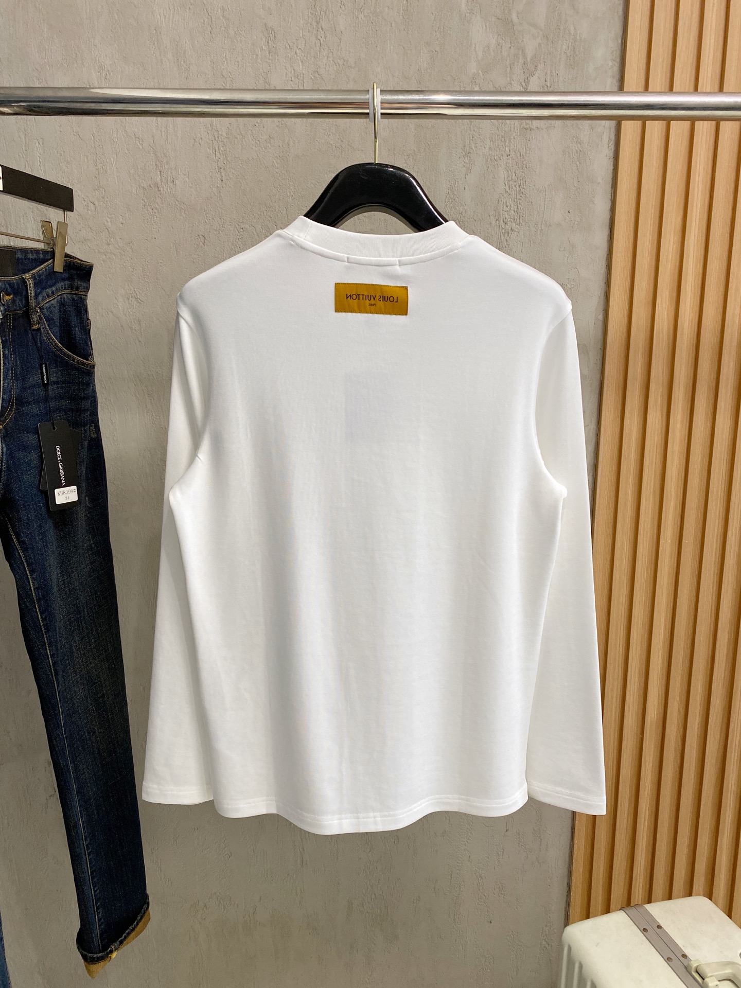 LV高仿男士白色刺繡T恤 巴黎地址字樣設計時尚休閒|超A仿原單精品圖片 7 LV高仿男士白色刺繡T恤 巴黎地址字樣設計時尚休閒|歐美奢侈品精品推薦