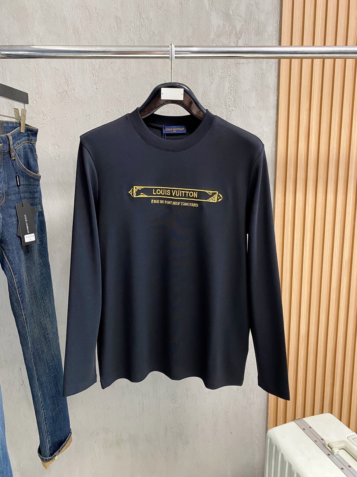 LV高仿男士黑色巴黎字樣T恤 金色刺繡復古精品風格