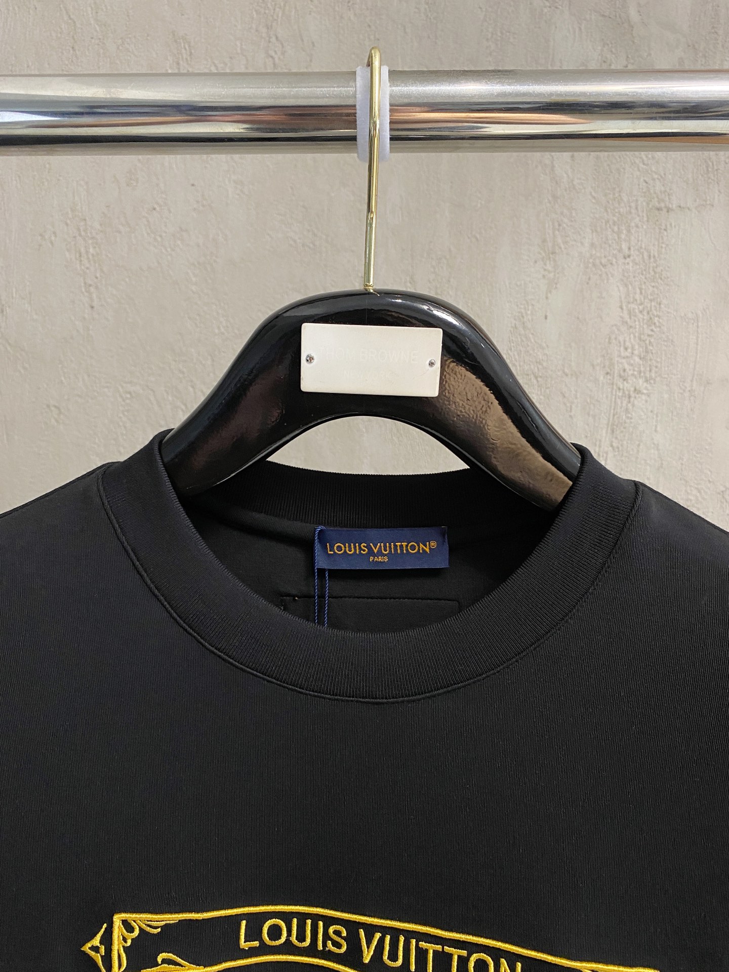 LV高仿男士黑色巴黎字樣T恤 金色刺繡復古精品風格|超A仿原單精品圖片 14 LV高仿男士黑色巴黎字樣T恤 金色刺繡復古精品風格|歐美奢侈品精品推薦