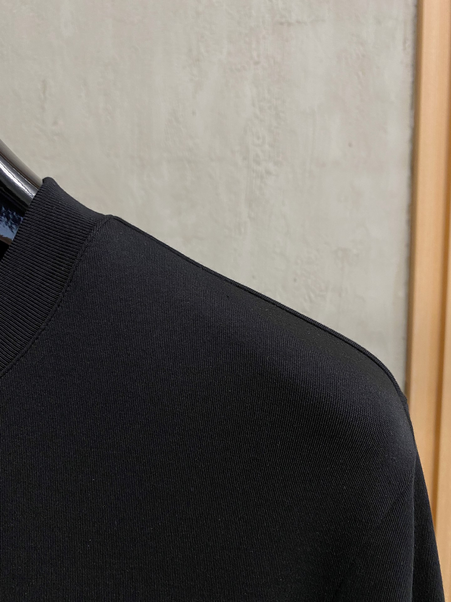 LV高仿男士黑色巴黎字樣T恤 金色刺繡復古精品風格|超A仿原單精品圖片 13 LV高仿男士黑色巴黎字樣T恤 金色刺繡復古精品風格|歐美奢侈品精品推薦