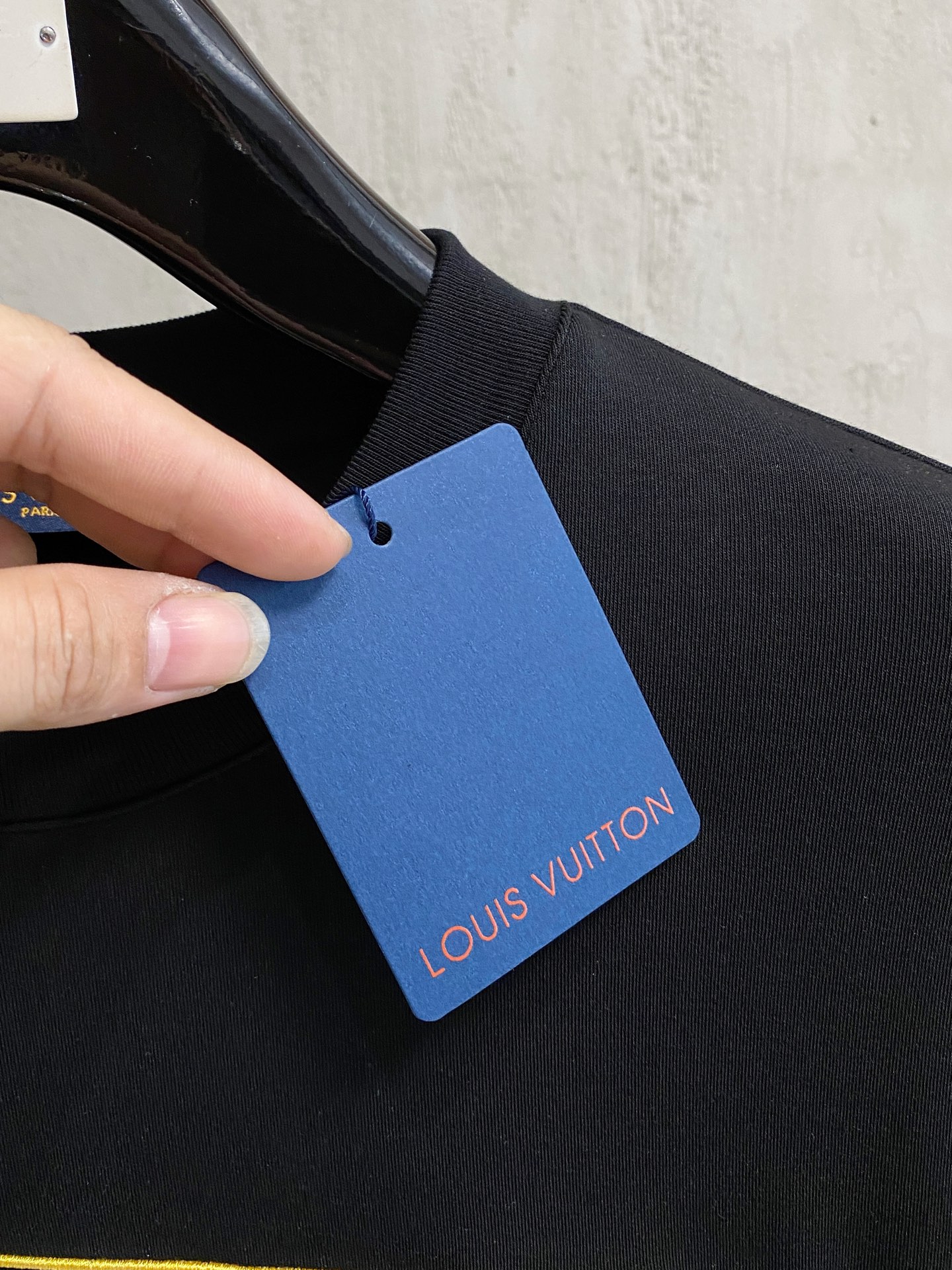 LV高仿男士黑色巴黎字樣T恤 金色刺繡復古精品風格|超A仿原單精品圖片 11 LV高仿男士黑色巴黎字樣T恤 金色刺繡復古精品風格|歐美奢侈品精品推薦