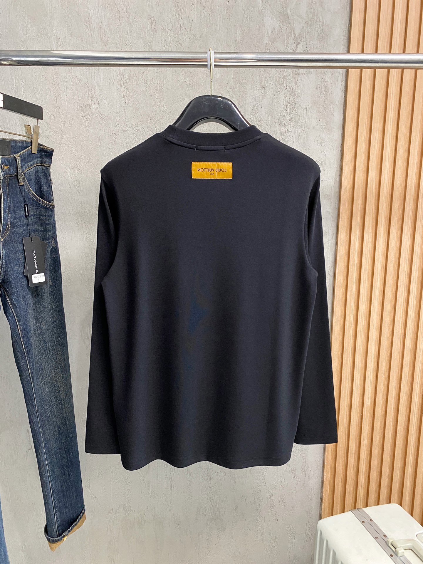 LV高仿男士黑色巴黎字樣T恤 金色刺繡復古精品風格|超A仿原單精品圖片 7 LV高仿男士黑色巴黎字樣T恤 金色刺繡復古精品風格|歐美奢侈品精品推薦