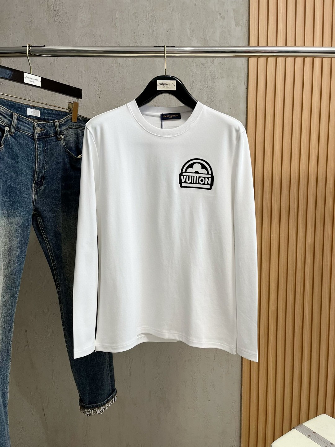 LV A貨白色LOGO圖章T恤 圓領長袖簡約刺繡設計款