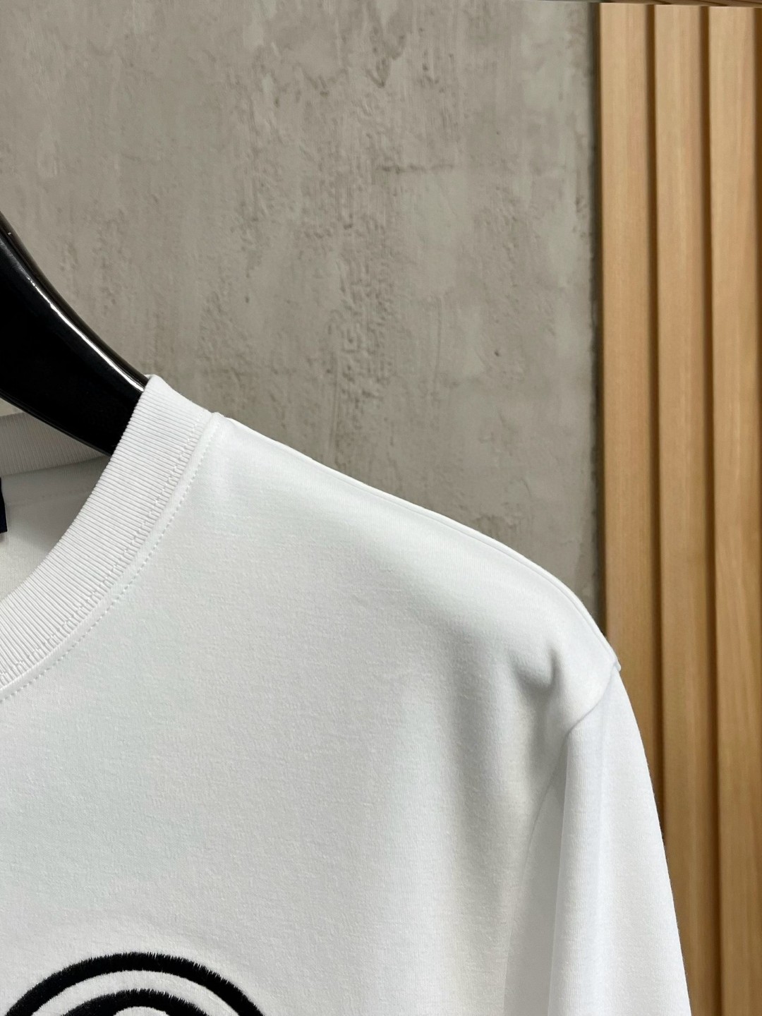 LV A貨白色LOGO圖章T恤 圓領長袖簡約刺繡設計款|超A仿原單精品圖片 13 LV A貨白色LOGO圖章T恤 圓領長袖簡約刺繡設計款|歐美奢侈品精品推薦