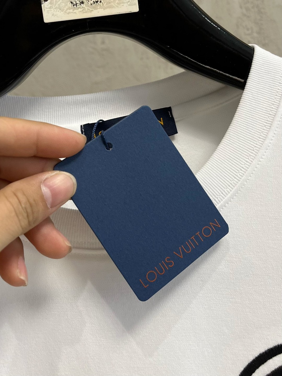 LV A貨白色LOGO圖章T恤 圓領長袖簡約刺繡設計款|超A仿原單精品圖片 11 LV A貨白色LOGO圖章T恤 圓領長袖簡約刺繡設計款|歐美奢侈品精品推薦