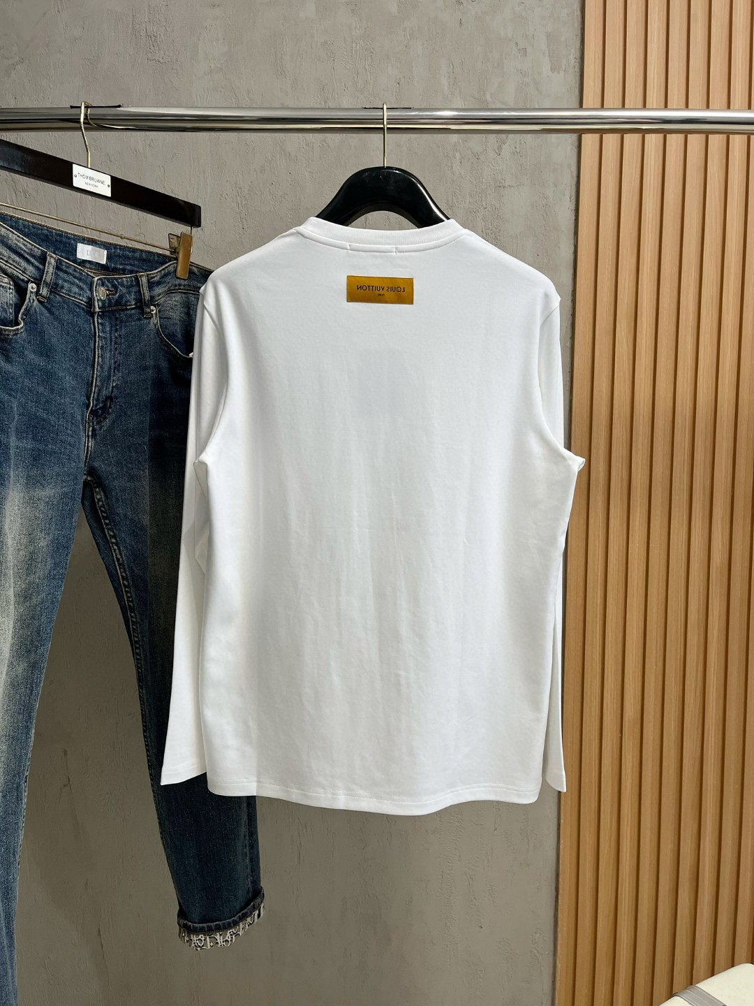 LV A貨白色LOGO圖章T恤 圓領長袖簡約刺繡設計款|超A仿原單精品圖片 7 LV A貨白色LOGO圖章T恤 圓領長袖簡約刺繡設計款|歐美奢侈品精品推薦