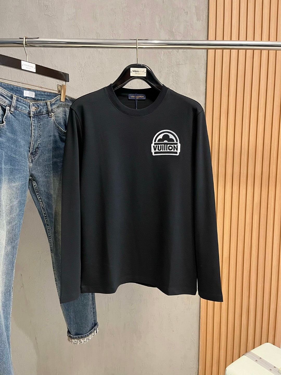 LV高仿男士黑色圖章LOGO長袖T恤 街頭風簡約百搭款