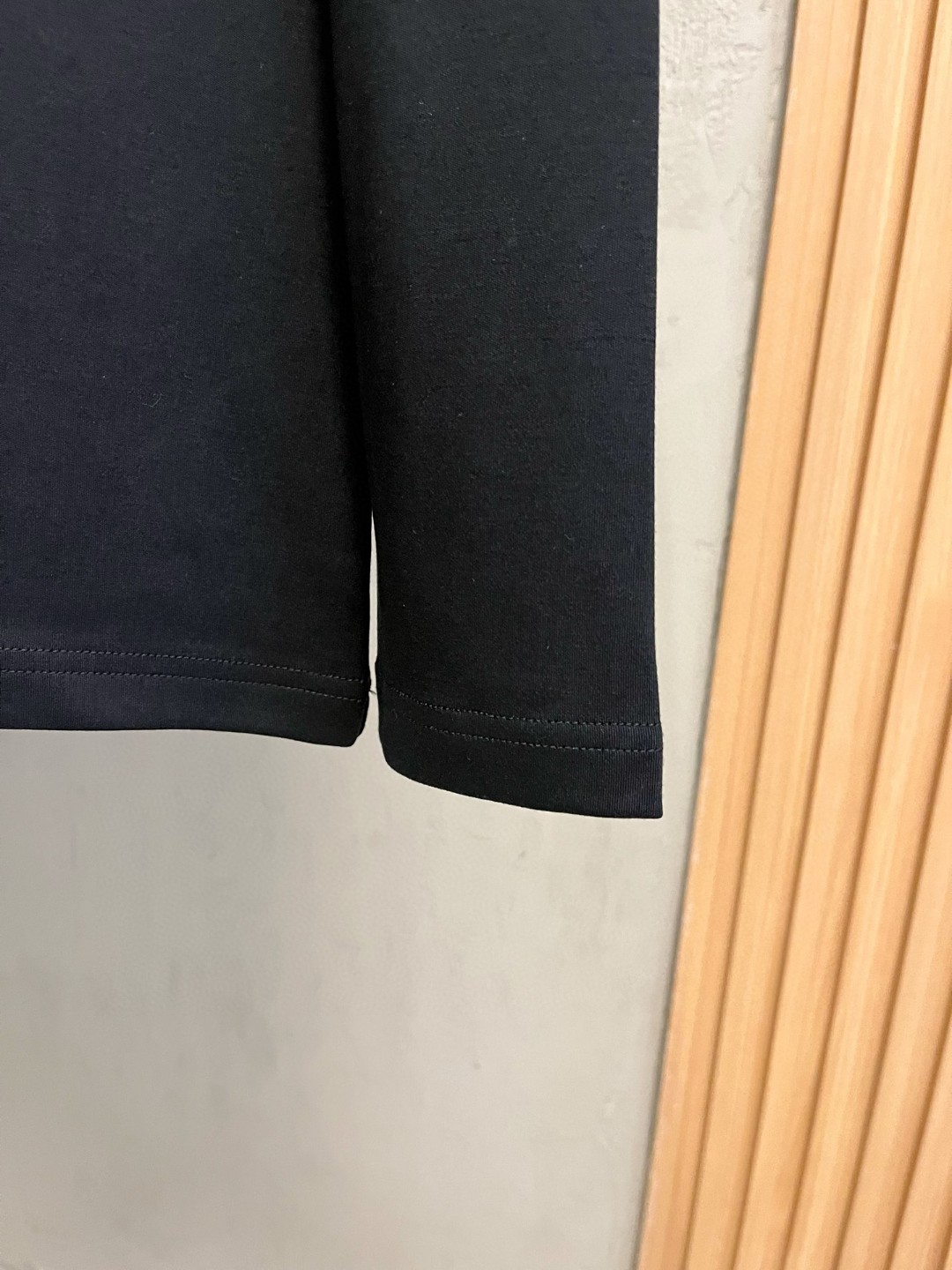 LV高仿男士黑色圖章LOGO長袖T恤 街頭風簡約百搭款|超A仿原單精品圖片 9 LV高仿男士黑色圖章LOGO長袖T恤 街頭風簡約百搭款|歐美奢侈品精品推薦