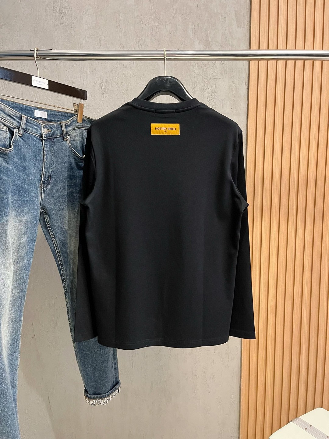 LV高仿男士黑色圖章LOGO長袖T恤 街頭風簡約百搭款|超A仿原單精品圖片 7 LV高仿男士黑色圖章LOGO長袖T恤 街頭風簡約百搭款|歐美奢侈品精品推薦