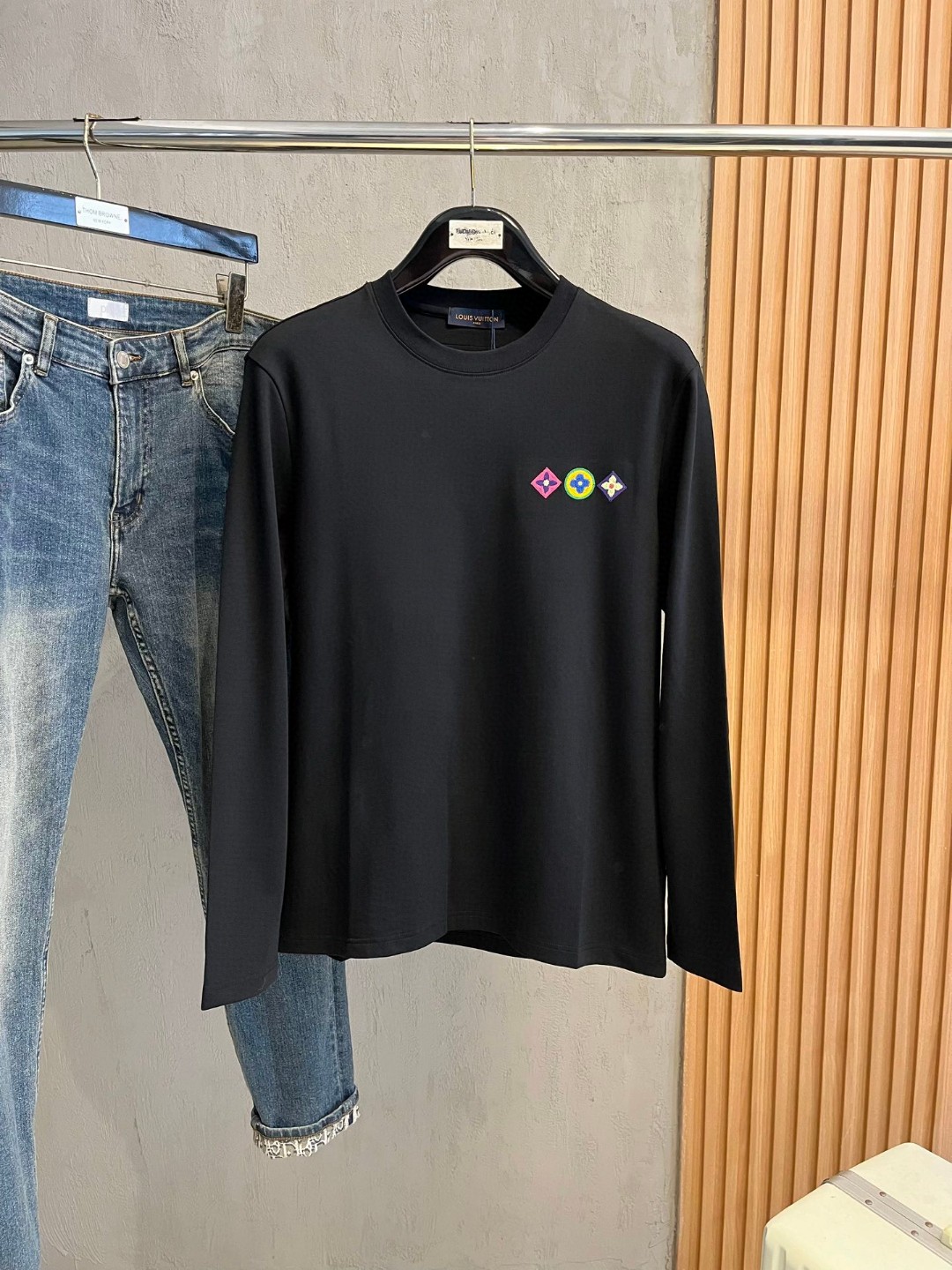 LV一比一男士黑色LOGO長袖T恤 彩色Monogram徽章設計款