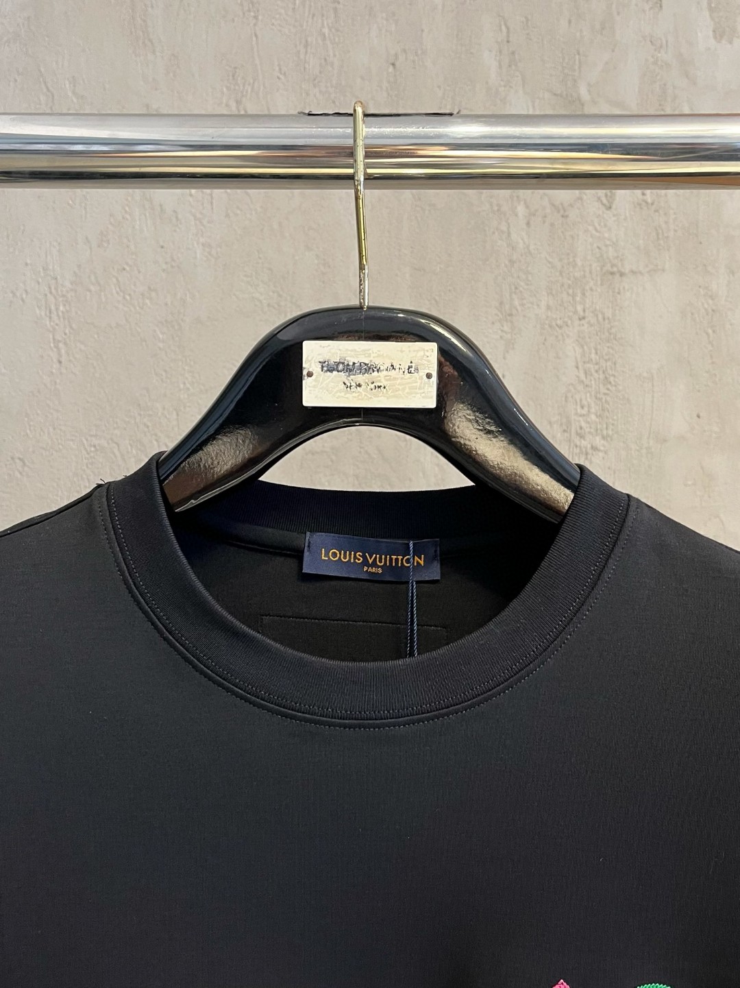 LV一比一男士黑色LOGO長袖T恤 彩色Monogram徽章設計款|超A仿原單精品圖片 14 LV一比一男士黑色LOGO長袖T恤 彩色Monogram徽章設計款|歐美奢侈品精品推薦