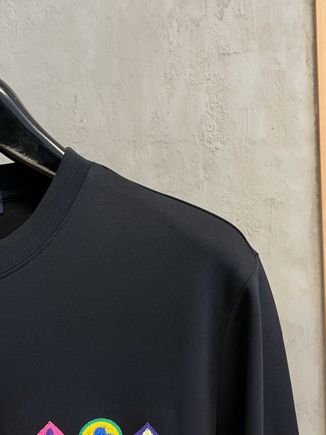 LV一比一男士黑色LOGO長袖T恤 彩色Monogram徽章設計款|超A仿原單精品圖片 13 LV一比一男士黑色LOGO長袖T恤 彩色Monogram徽章設計款|歐美奢侈品精品推薦