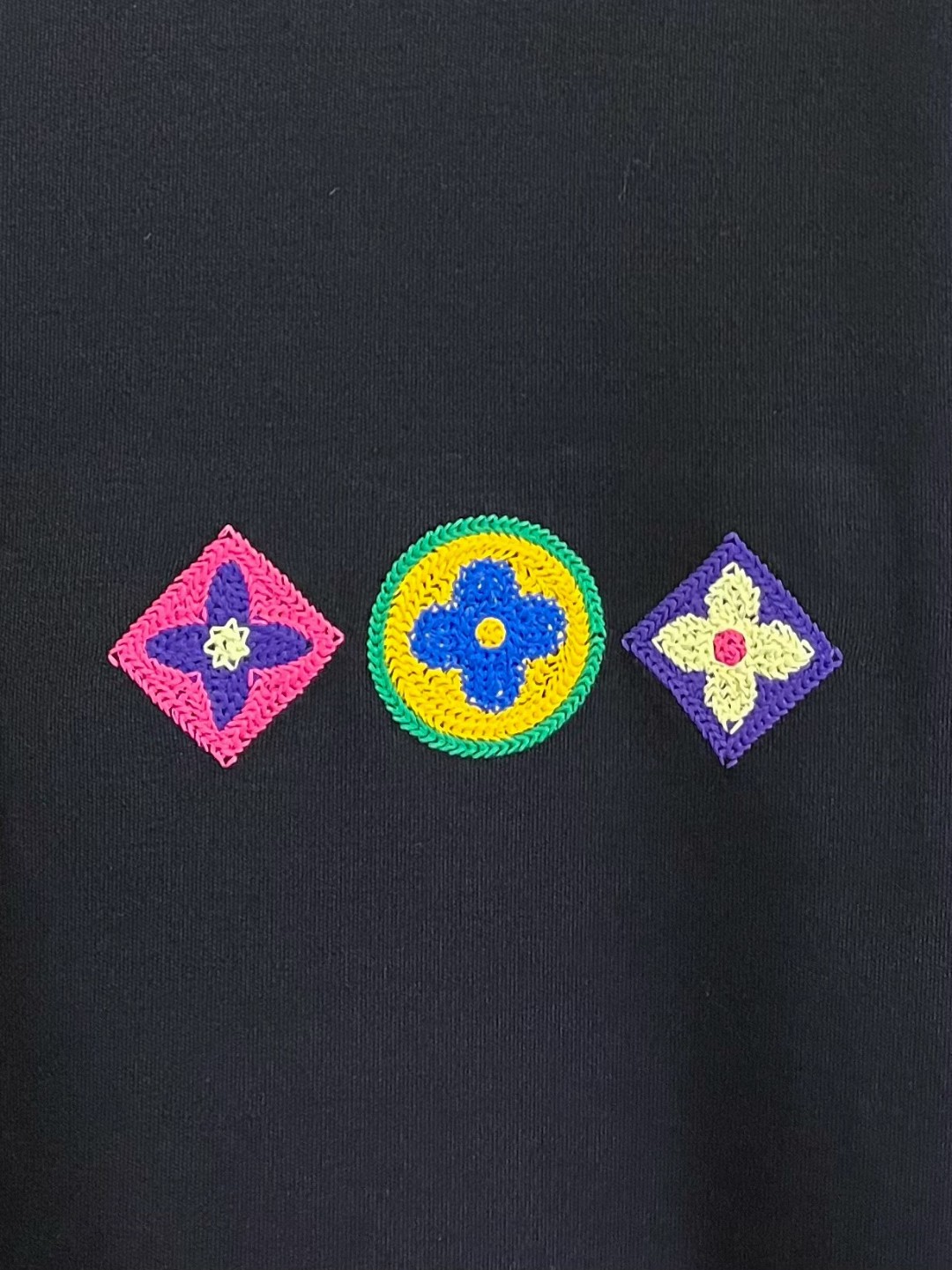 LV一比一男士黑色LOGO長袖T恤 彩色Monogram徽章設計款|超A仿原單精品圖片 12 LV一比一男士黑色LOGO長袖T恤 彩色Monogram徽章設計款|歐美奢侈品精品推薦