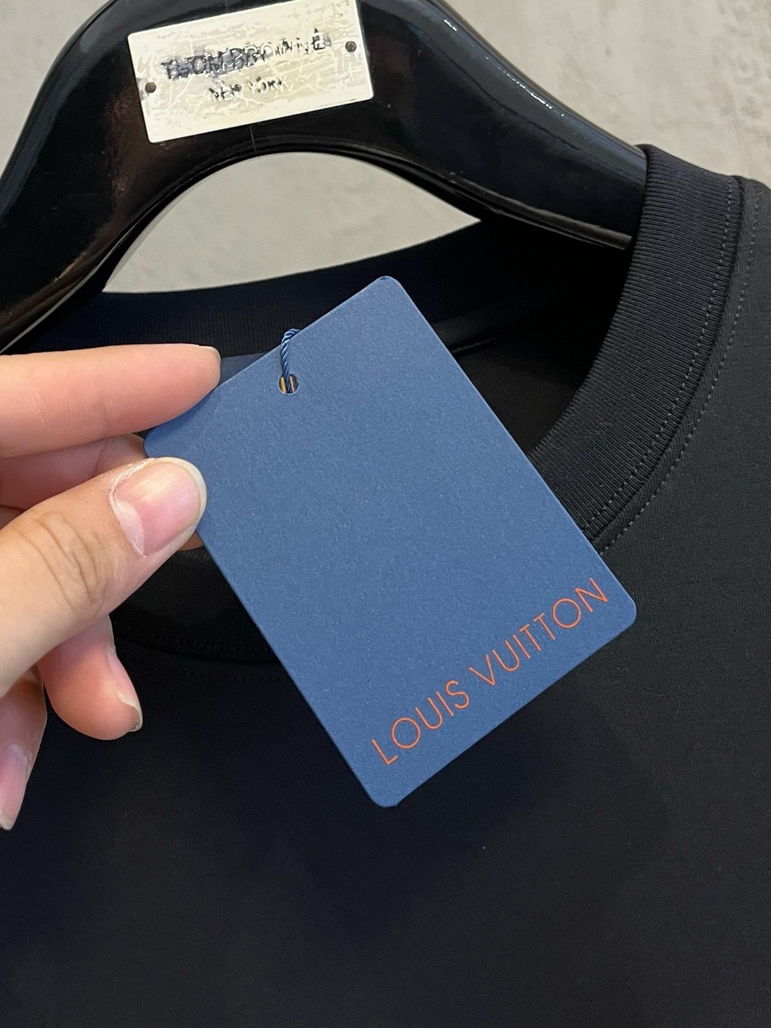 LV一比一男士黑色LOGO長袖T恤 彩色Monogram徽章設計款|超A仿原單精品圖片 11 LV一比一男士黑色LOGO長袖T恤 彩色Monogram徽章設計款|歐美奢侈品精品推薦