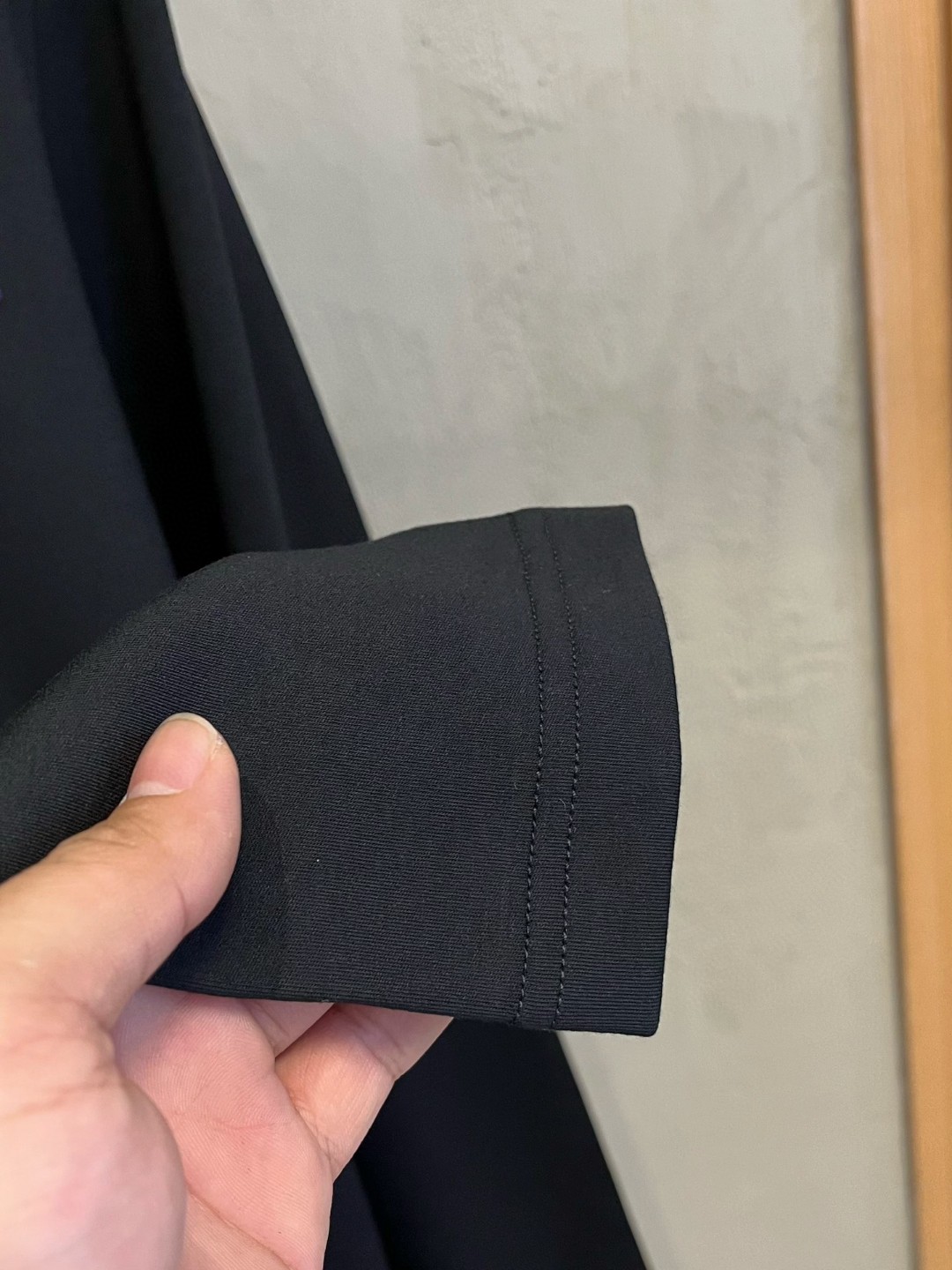 LV一比一男士黑色LOGO長袖T恤 彩色Monogram徽章設計款|超A仿原單精品圖片 10 LV一比一男士黑色LOGO長袖T恤 彩色Monogram徽章設計款|歐美奢侈品精品推薦