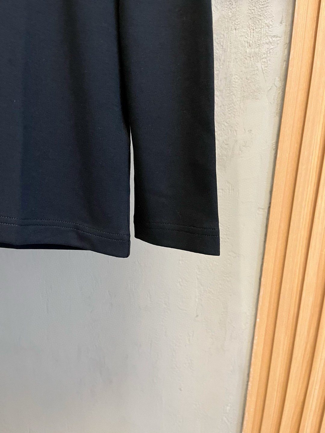 LV一比一男士黑色LOGO長袖T恤 彩色Monogram徽章設計款|超A仿原單精品圖片 9 LV一比一男士黑色LOGO長袖T恤 彩色Monogram徽章設計款|歐美奢侈品精品推薦