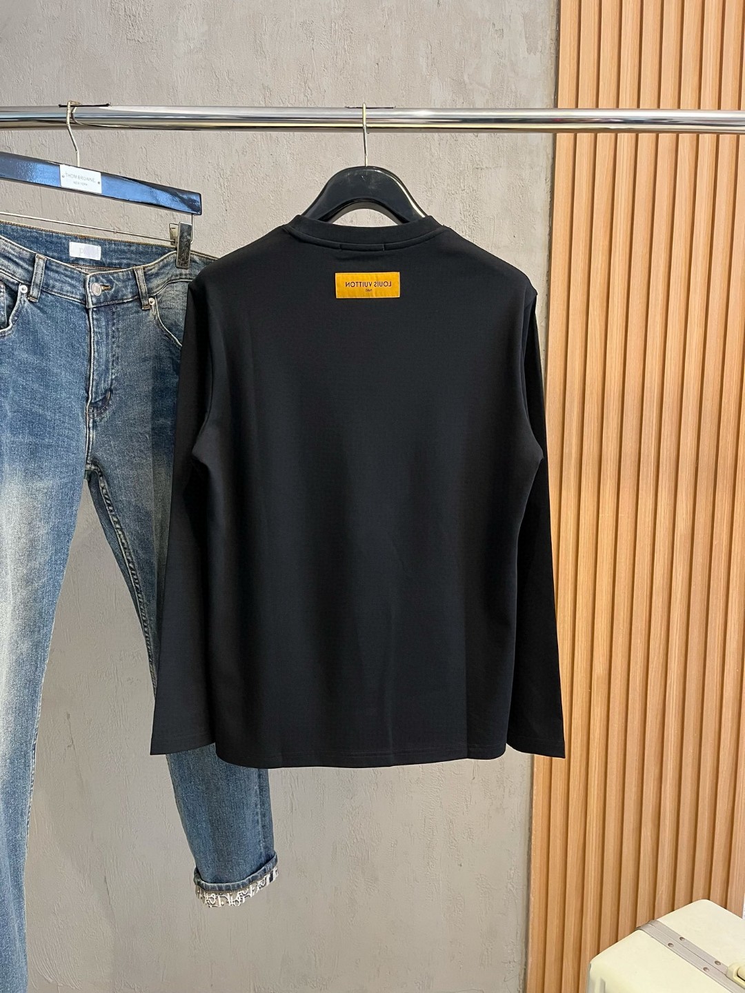 LV一比一男士黑色LOGO長袖T恤 彩色Monogram徽章設計款|超A仿原單精品圖片 7 LV一比一男士黑色LOGO長袖T恤 彩色Monogram徽章設計款|歐美奢侈品精品推薦