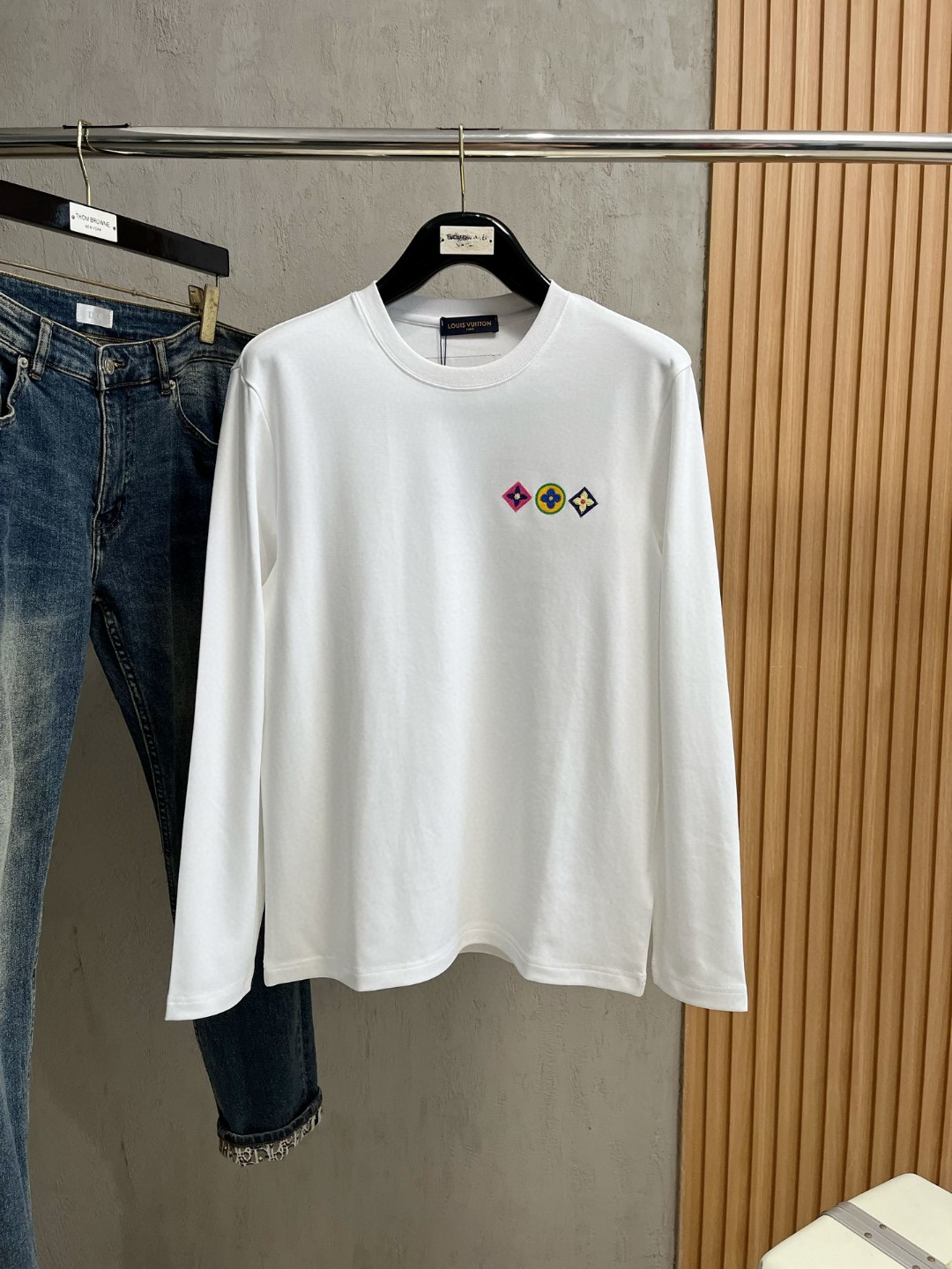 LV原單男士白色LOGO徽章長袖T恤 彩色元素清爽造型款