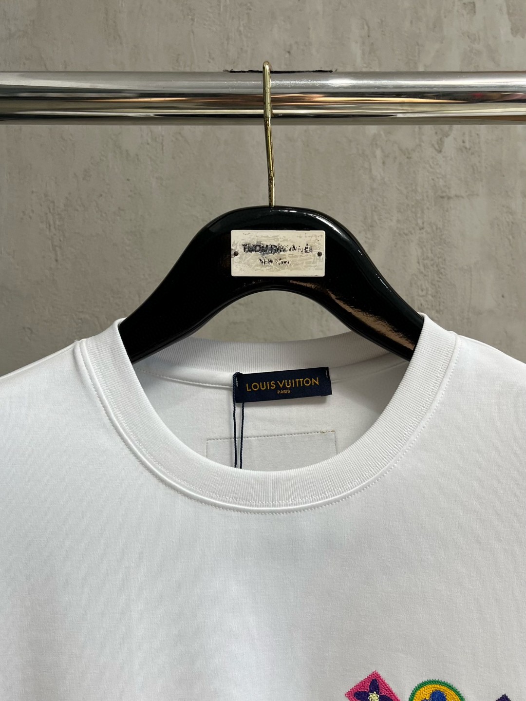 LV原單男士白色LOGO徽章長袖T恤 彩色元素清爽造型款|超A仿原單精品圖片 14 LV原單男士白色LOGO徽章長袖T恤 彩色元素清爽造型款|歐美奢侈品精品推薦