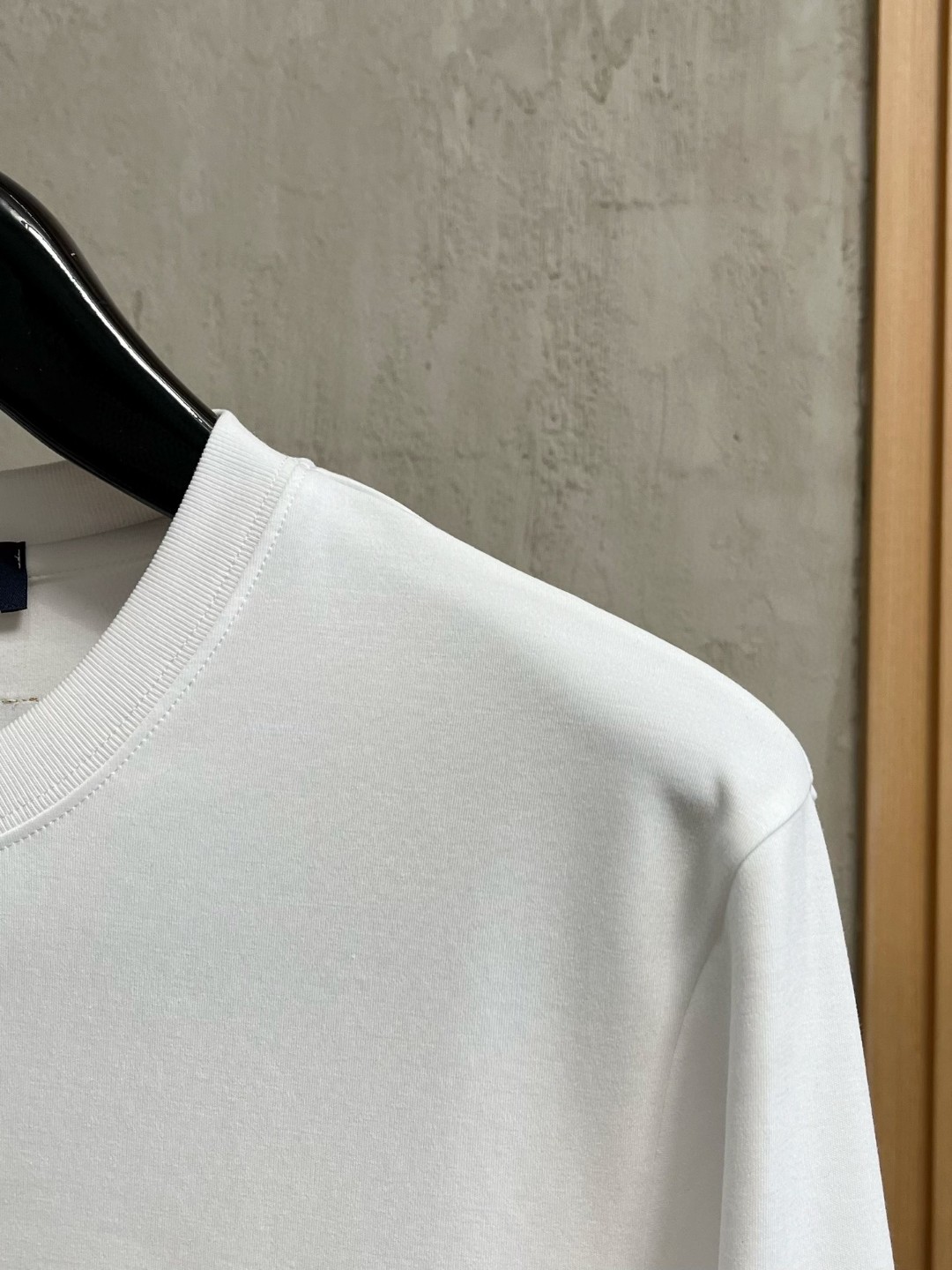 LV原單男士白色LOGO徽章長袖T恤 彩色元素清爽造型款|超A仿原單精品圖片 13 LV原單男士白色LOGO徽章長袖T恤 彩色元素清爽造型款|歐美奢侈品精品推薦