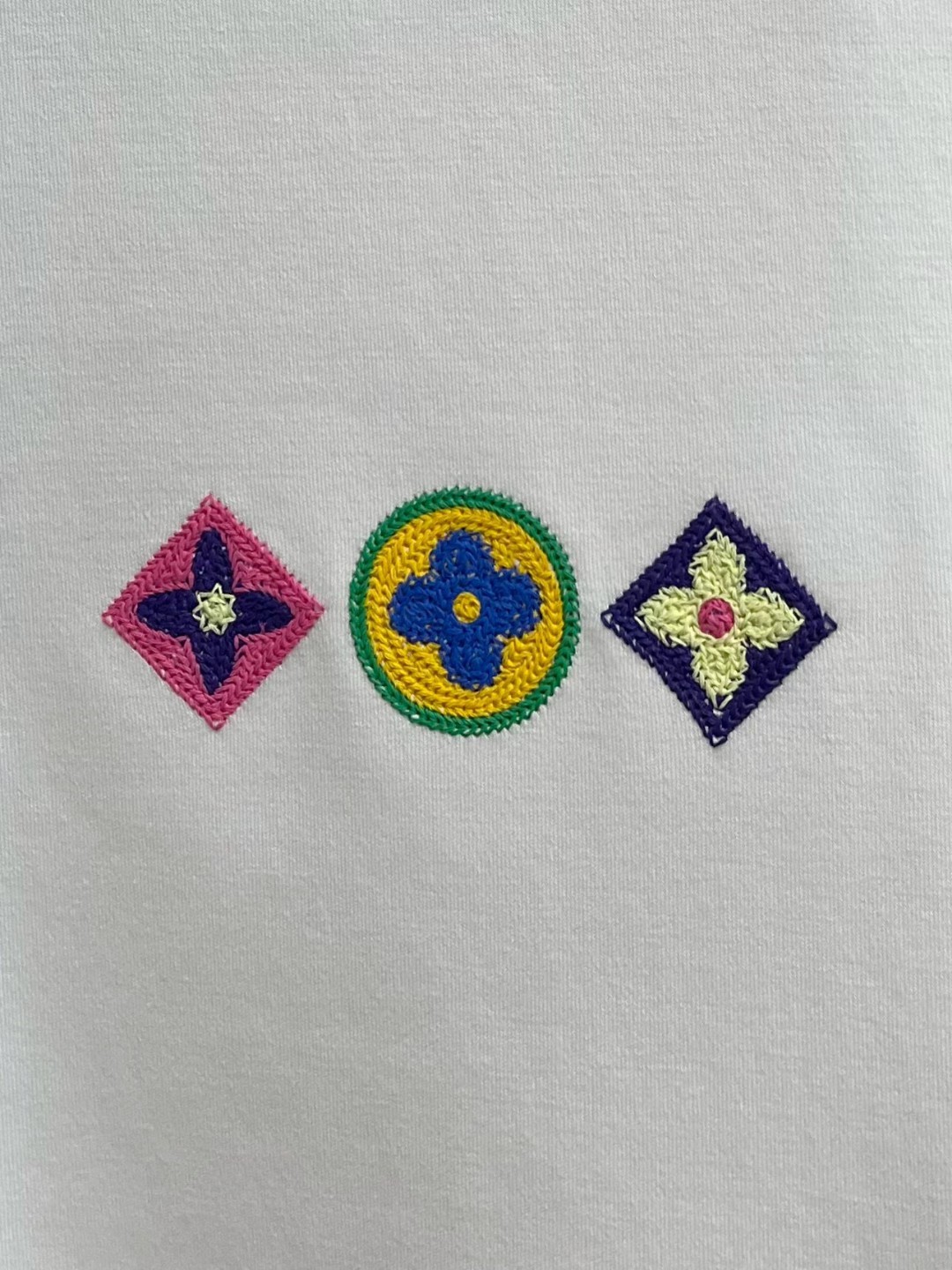 LV原單男士白色LOGO徽章長袖T恤 彩色元素清爽造型款|超A仿原單精品圖片 12 LV原單男士白色LOGO徽章長袖T恤 彩色元素清爽造型款|歐美奢侈品精品推薦