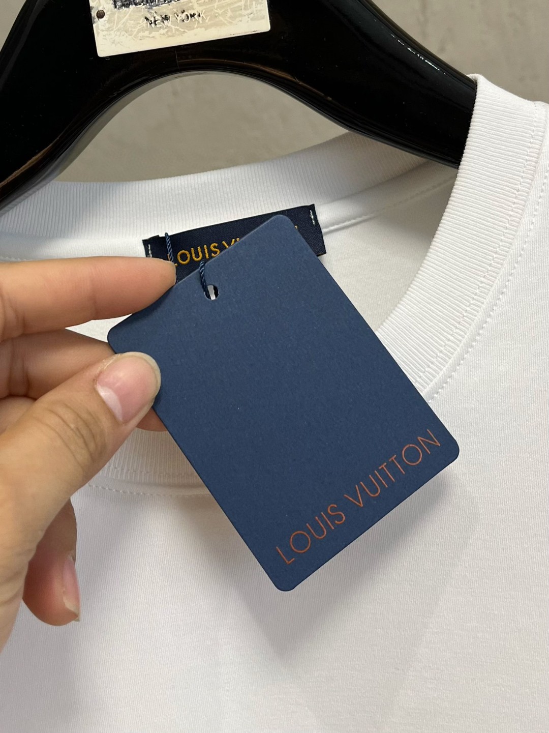 LV原單男士白色LOGO徽章長袖T恤 彩色元素清爽造型款|超A仿原單精品圖片 11 LV原單男士白色LOGO徽章長袖T恤 彩色元素清爽造型款|歐美奢侈品精品推薦