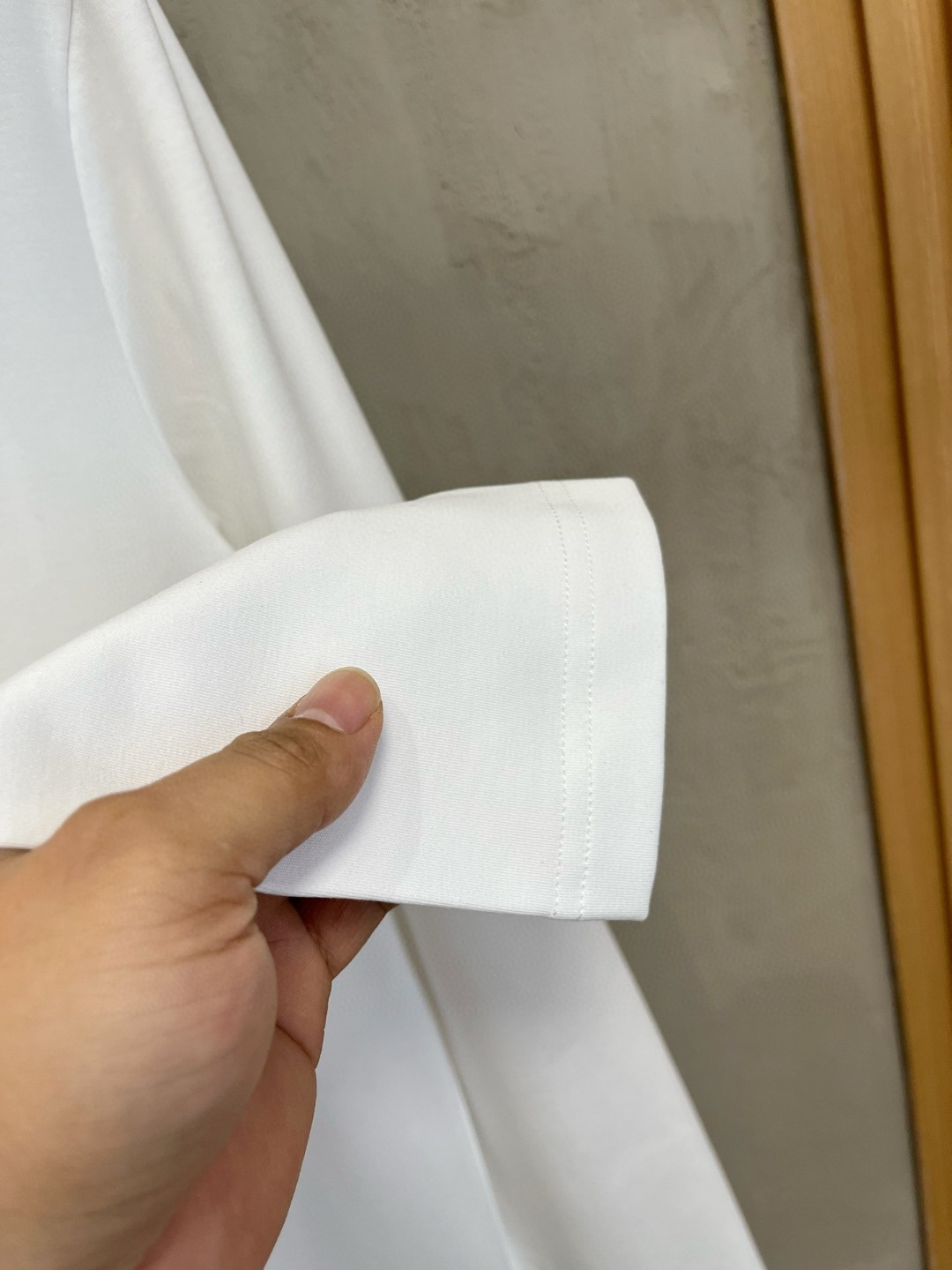 LV原單男士白色LOGO徽章長袖T恤 彩色元素清爽造型款|超A仿原單精品圖片 10 LV原單男士白色LOGO徽章長袖T恤 彩色元素清爽造型款|歐美奢侈品精品推薦