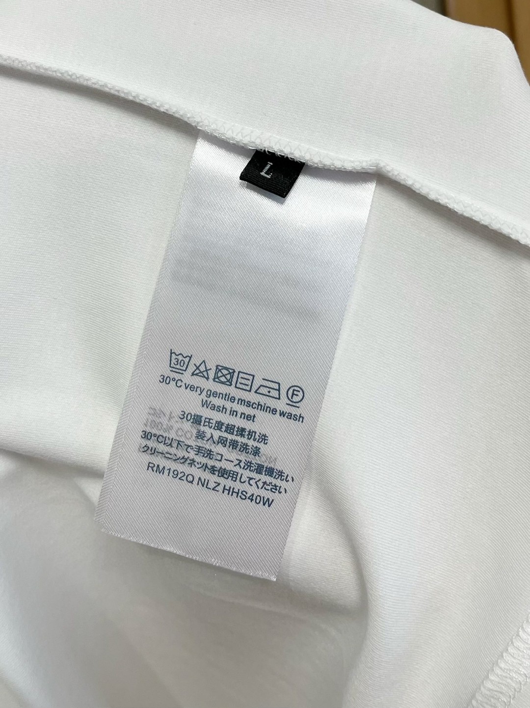 LV原單男士白色LOGO徽章長袖T恤 彩色元素清爽造型款|超A仿原單精品圖片 8 LV原單男士白色LOGO徽章長袖T恤 彩色元素清爽造型款|歐美奢侈品精品推薦