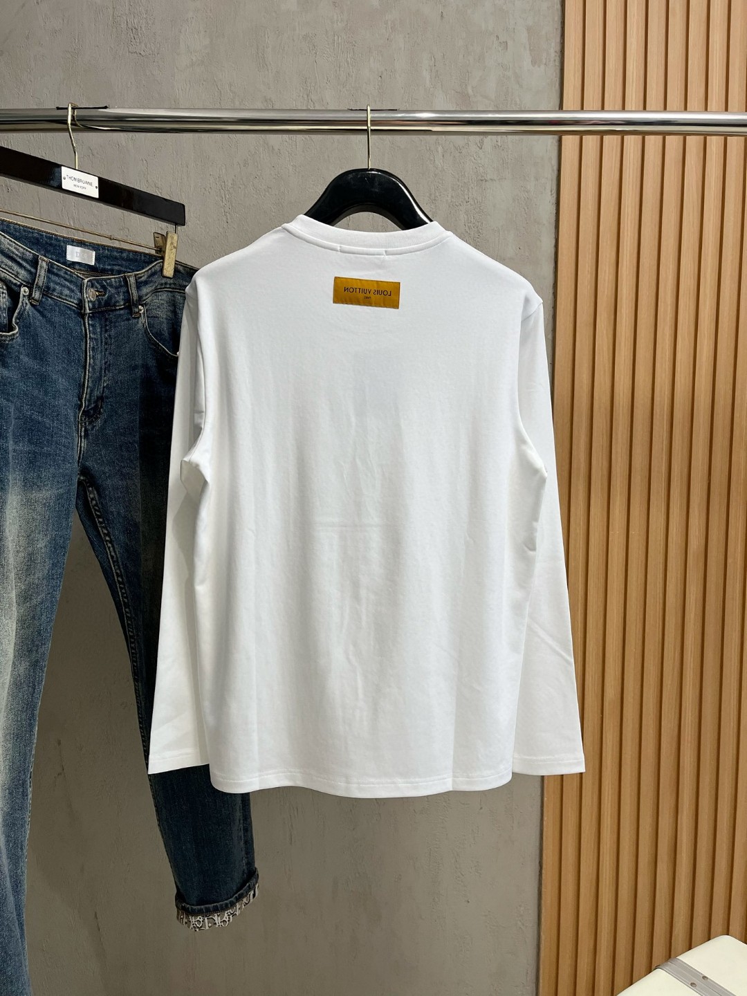 LV原單男士白色LOGO徽章長袖T恤 彩色元素清爽造型款|超A仿原單精品圖片 7 LV原單男士白色LOGO徽章長袖T恤 彩色元素清爽造型款|歐美奢侈品精品推薦
