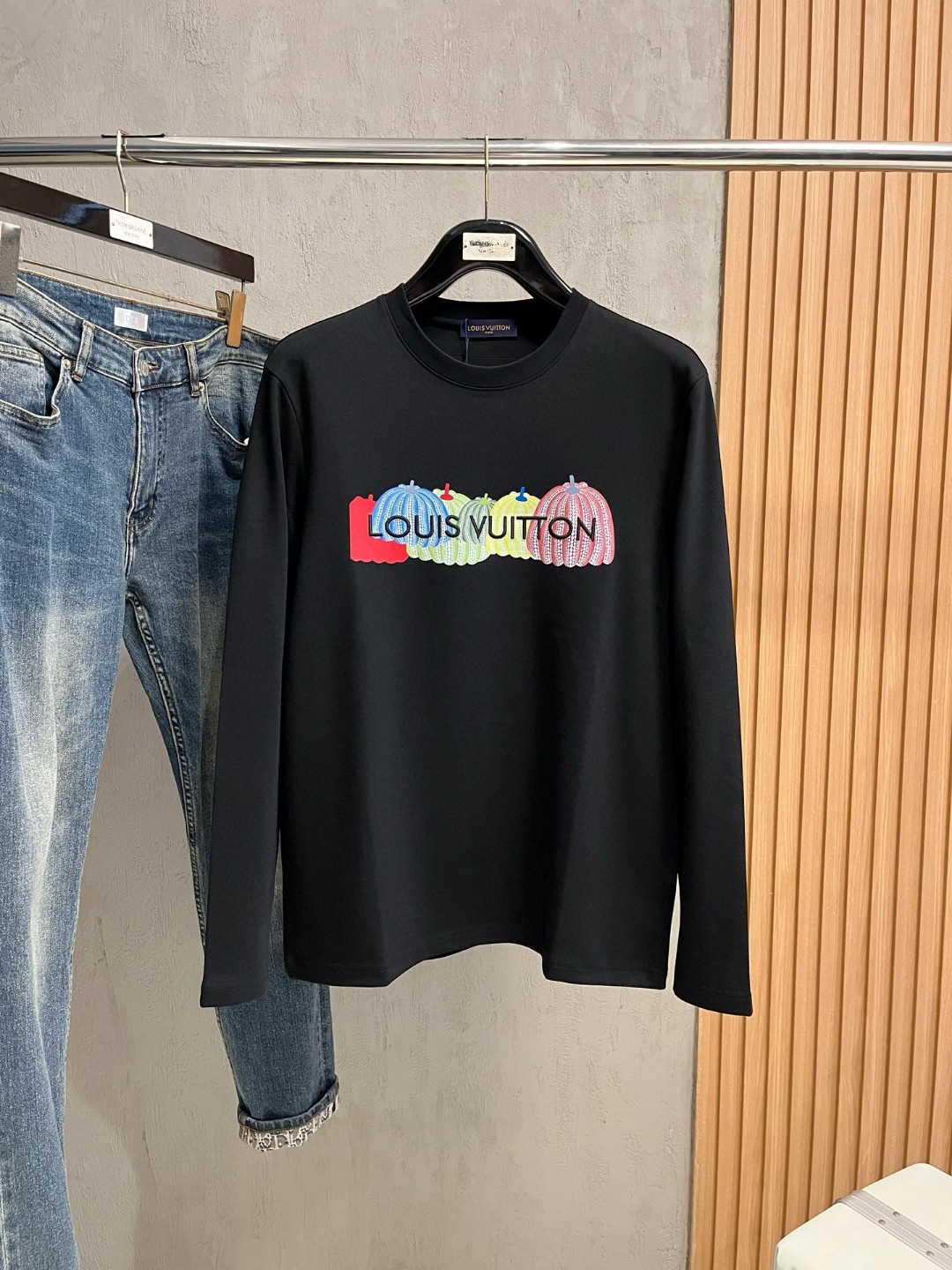 LV高仿男士黑色彩色建築LOGO T恤 潮流設計圖樣上衣款