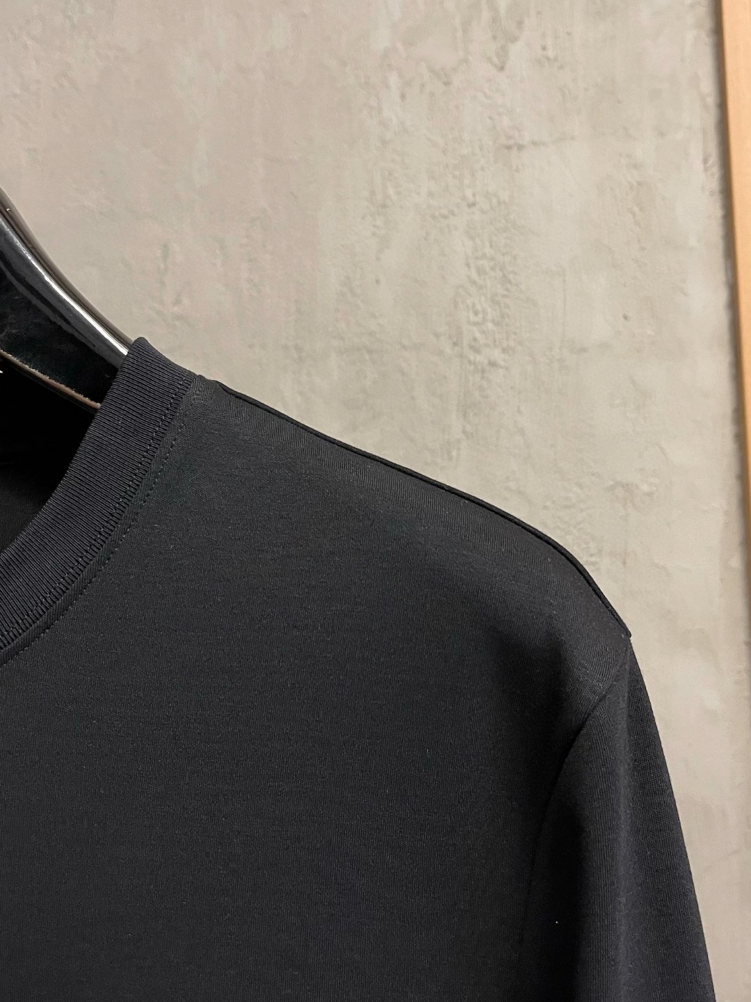 LV高仿男士黑色彩色建築LOGO T恤 潮流設計圖樣上衣款|超A仿原單精品圖片 14 LV高仿男士黑色彩色建築LOGO T恤 潮流設計圖樣上衣款|歐美奢侈品精品推薦